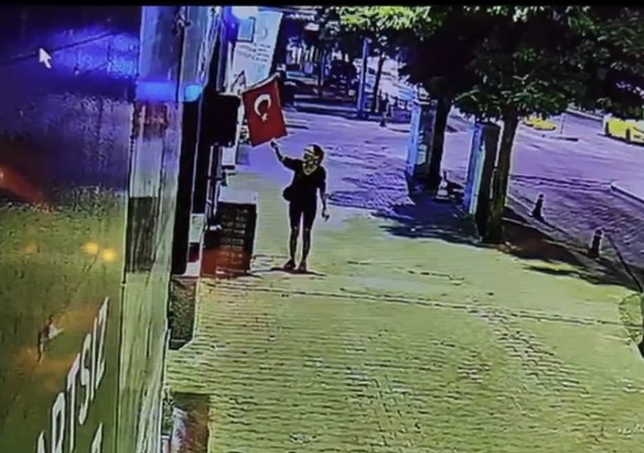 Muğla’da Türk bayrağını yaktığı belirtilen kişi yakalandı