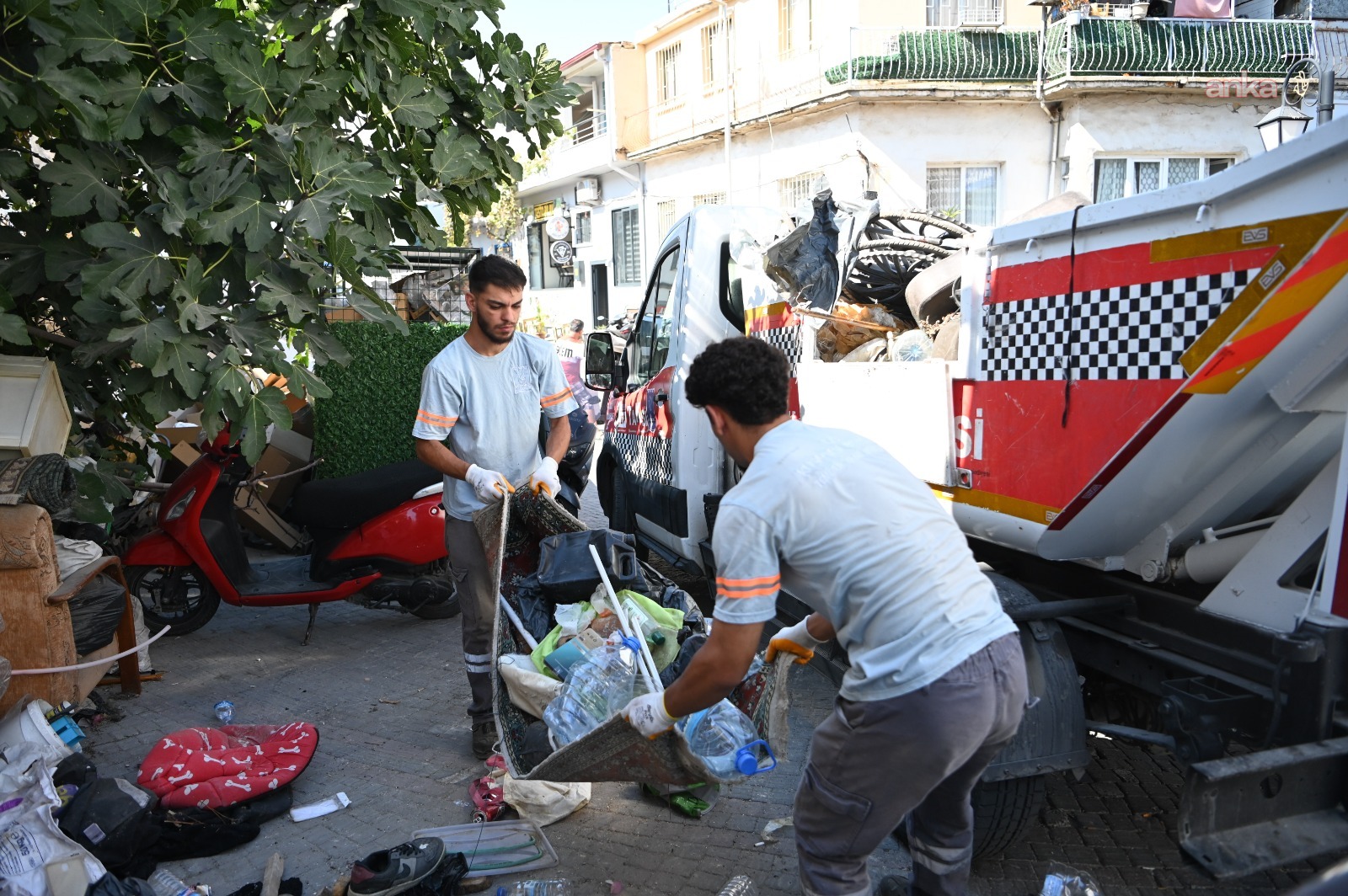 Kuşadası Zabıtası'ndan Alacamescit Mahallesi’nde denetim