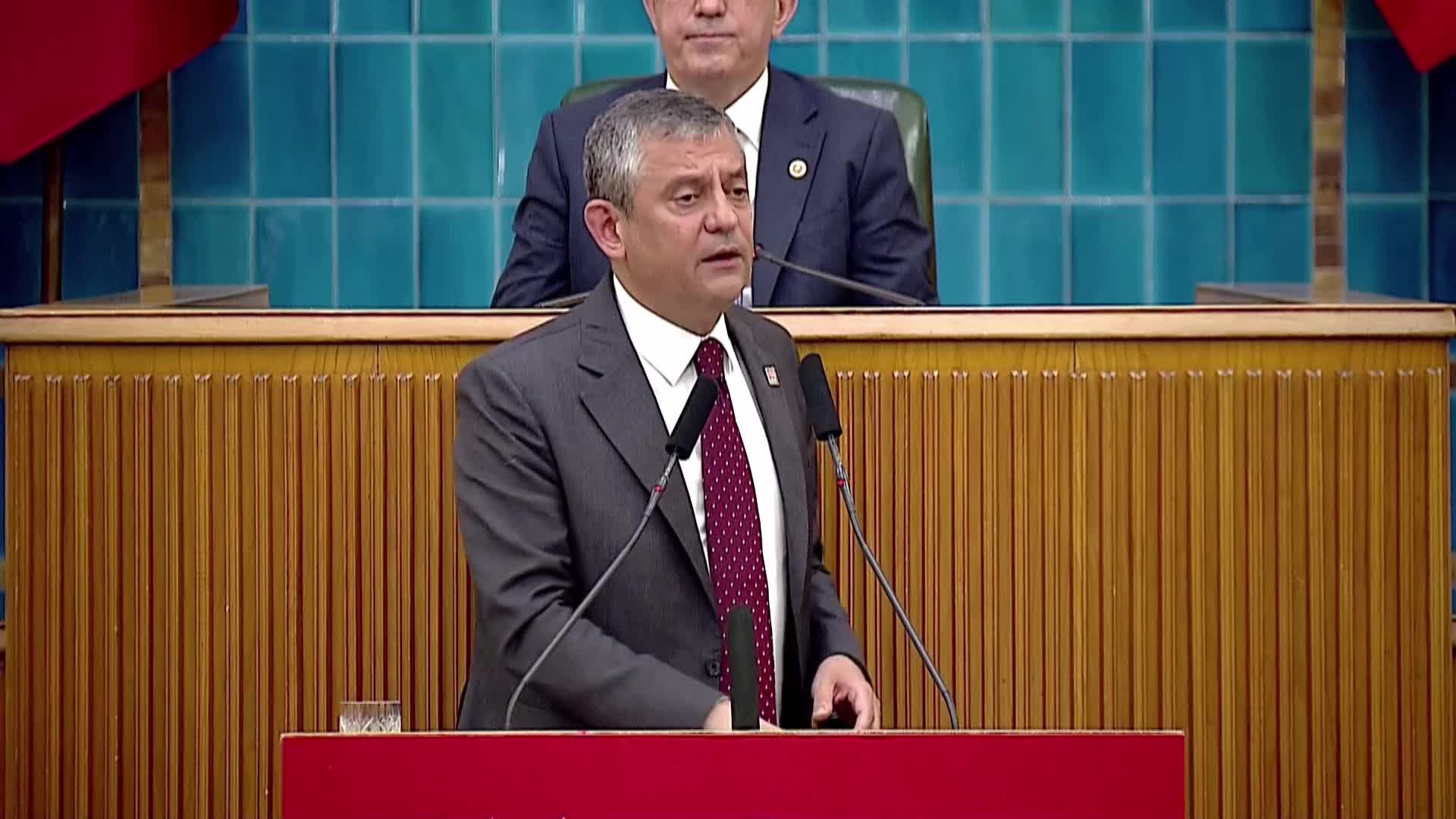 CHP grup toplantısı... Özgür Özel: “CHP, tehditten yılanların, teslim olanların değil, hep birlikte ayağa kalkanların, iktidarlara yürüyenlerin partisidir”
