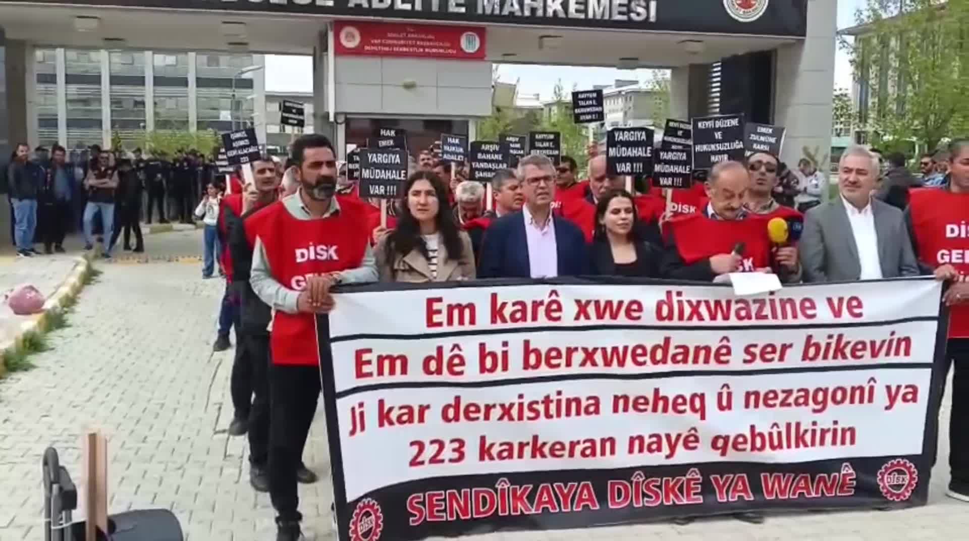 Van'da işten çıkarılan işçilerin eylemi 289'uncu gününde devam etti: Adalet Saraylarının önünde adalet arıyoruz