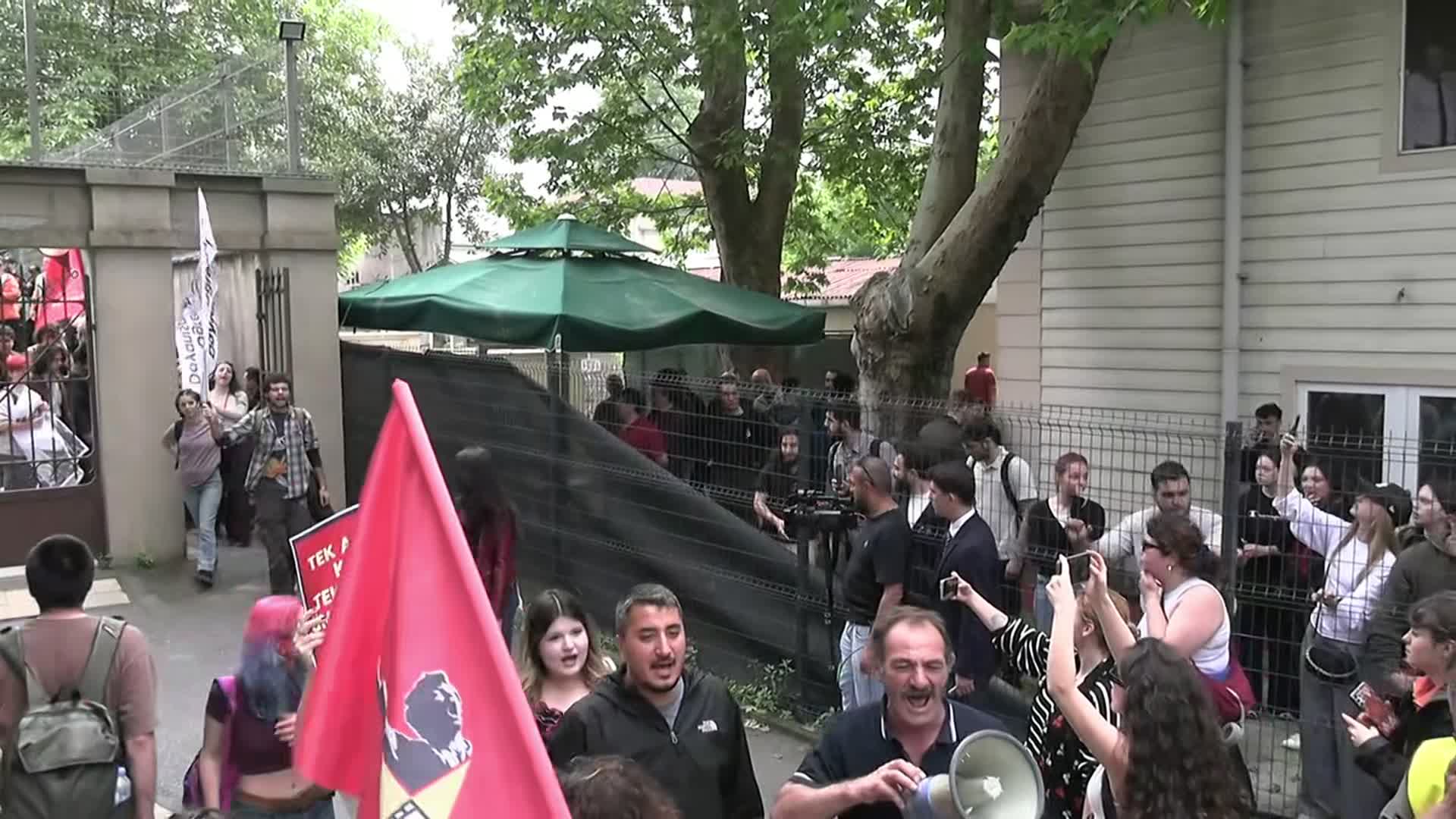İstanbul Bilgi Üniversitesi’nin faaliyet izninin kaldırılması protesto edildi