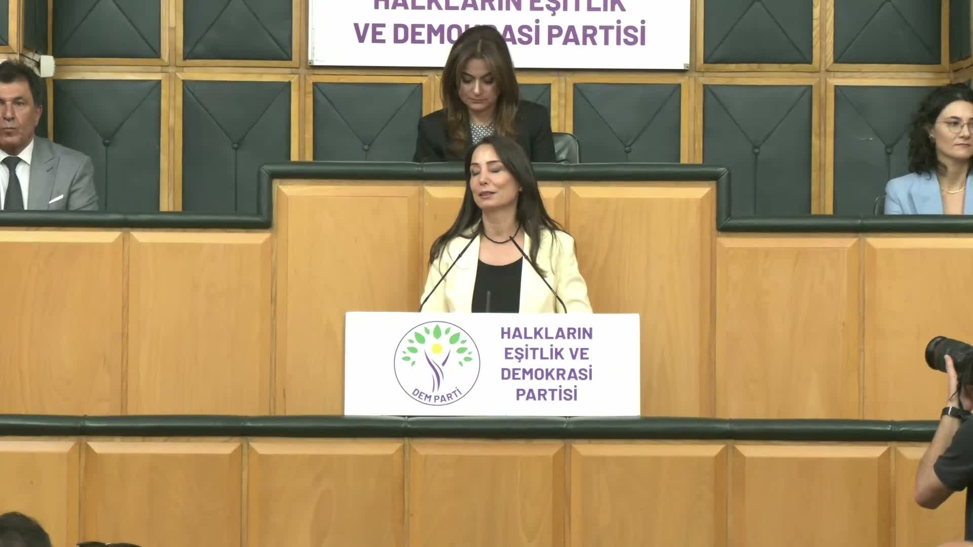 DEM Parti Grup Toplantısı... Tülay Hatimoğulları: "Çerçeve yasadan beklentimiz bugünün geçişini düzenlerken yarının demokratik düzenini güvenceye almaktır"