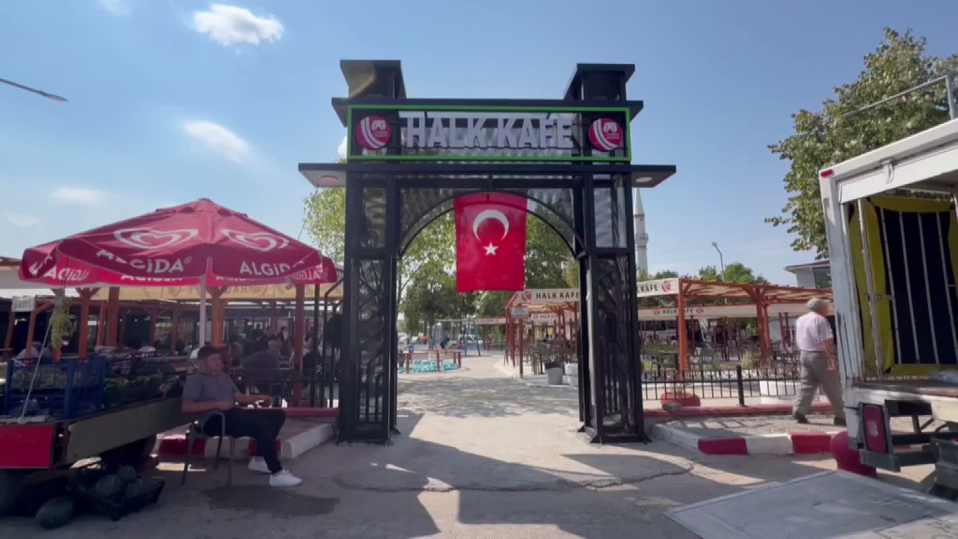 Edirne’nin Lalapaşa ilçesindeki Halk Kafe, merkez ilçe ve çevre köylerdeki yurttaşları bir araya getiriyor