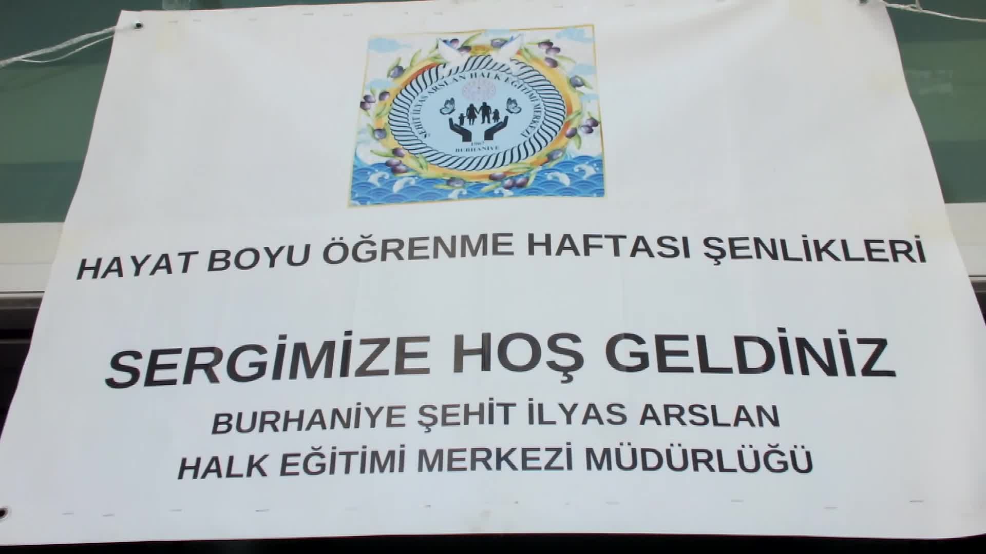 Burhaniye'de defileli yıl sonu sergisi yoğun ilgi gördü