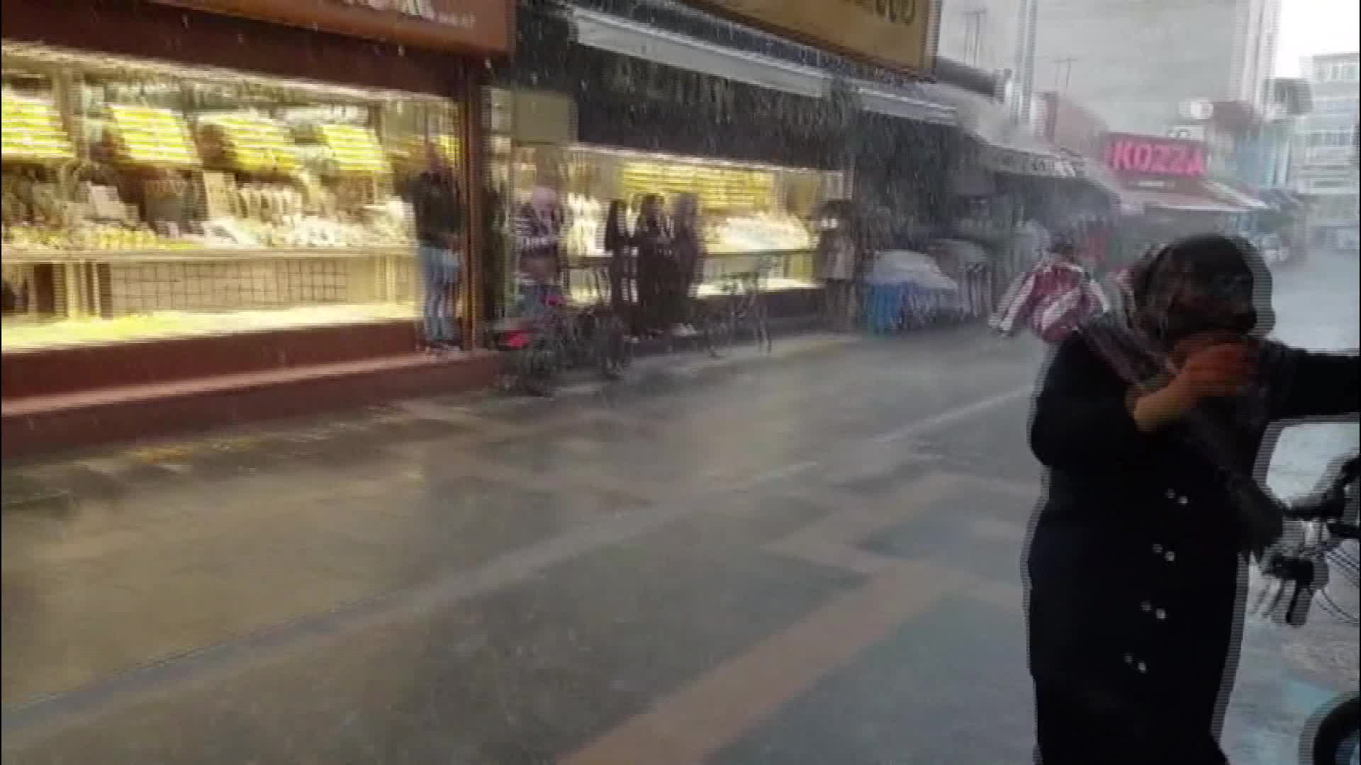 Iğdır'da sağanak yağış etkili oldu: Cadde ve sokaklar göle döndü