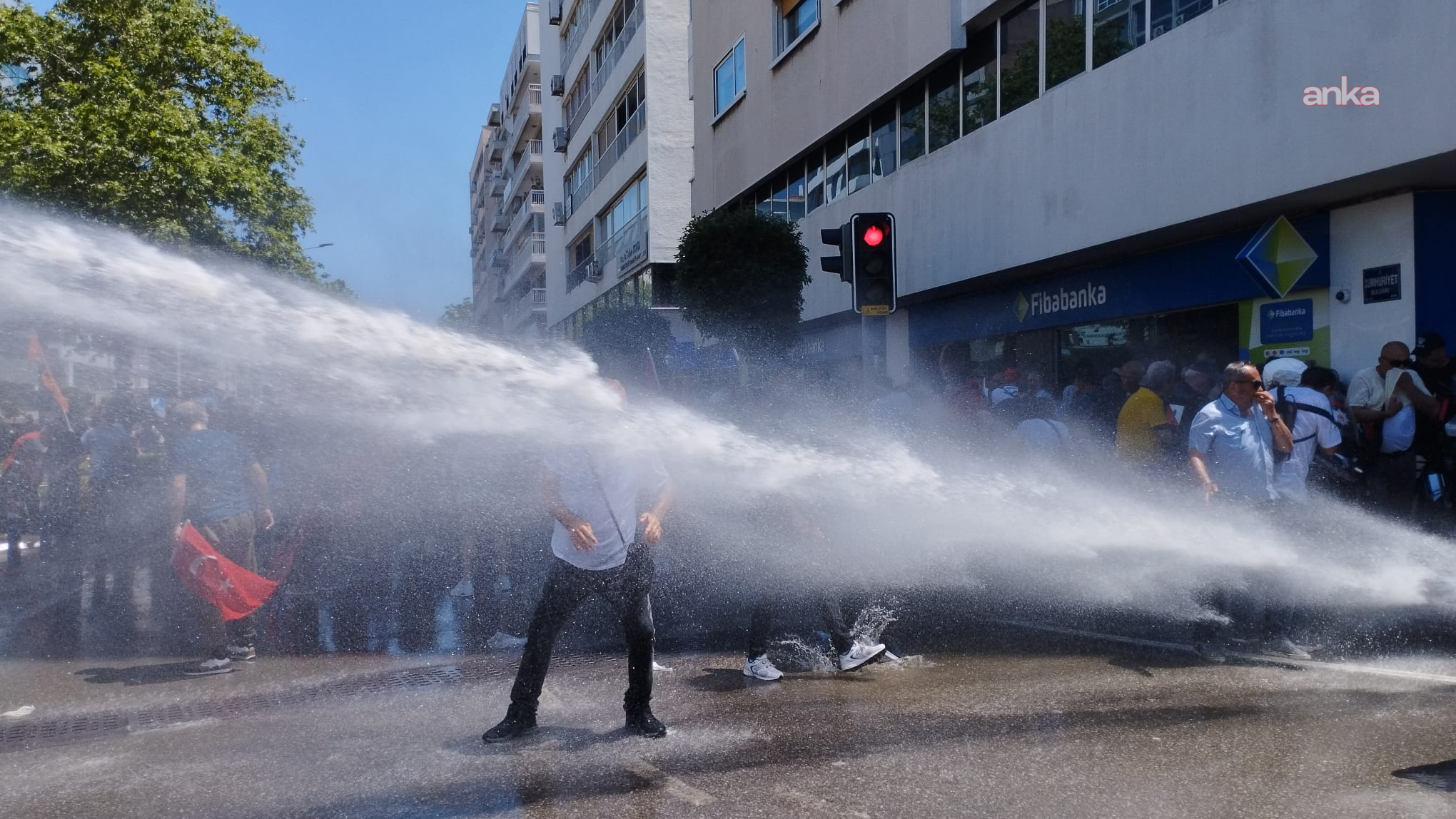 İzmir'de polis, Özgür Özel'in miting yapacağı alanda toplanan yurttaşlara TOMA'larla müdahale etti, Özel alana geldi