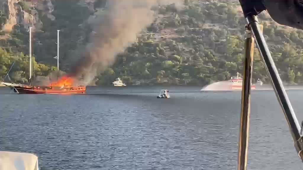 Göcek'te yanan tekne battı