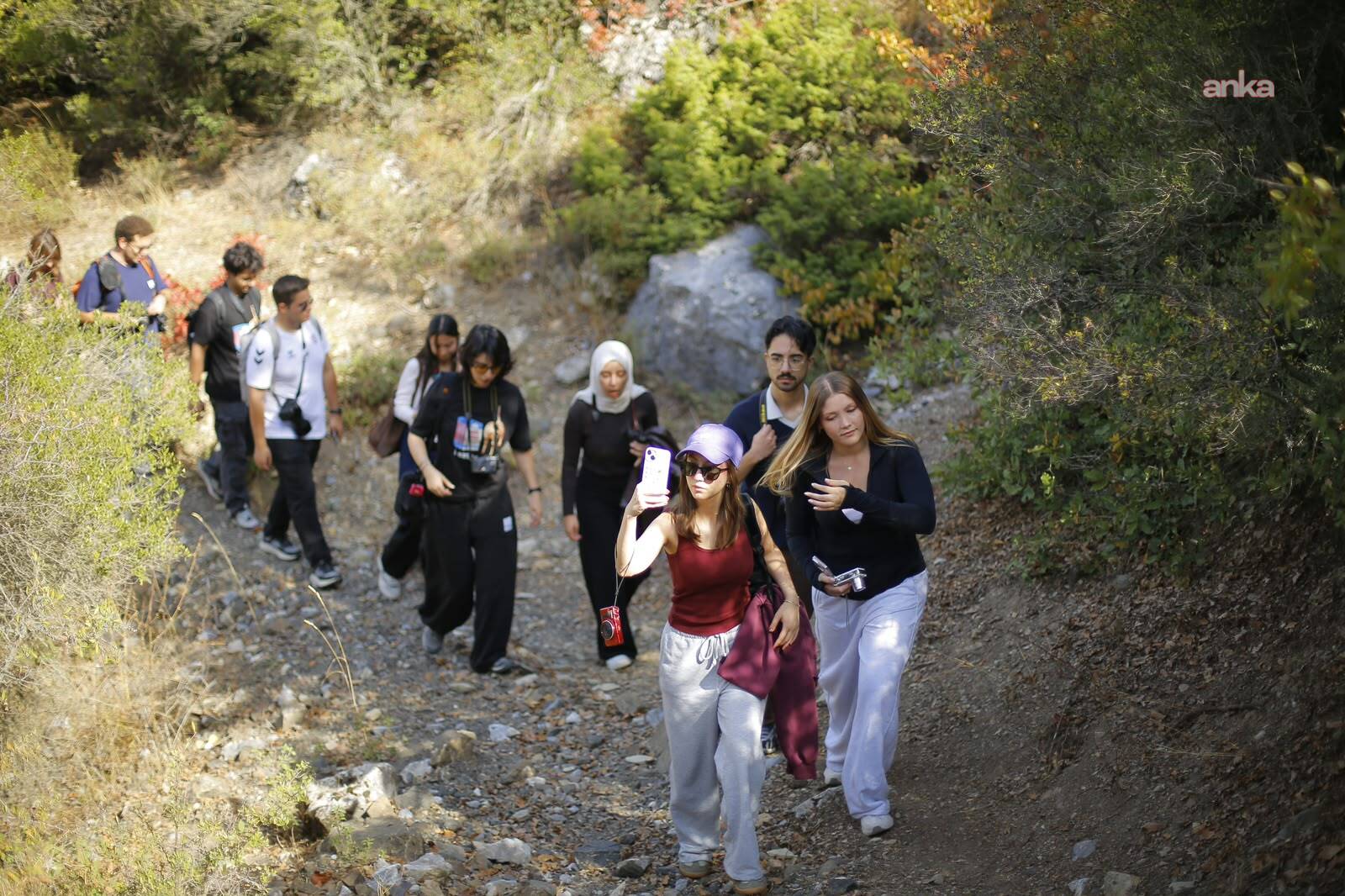 Şehzadeler'de fotoğraf tutkunları Spil Dağı'nın zirvesine yürüdü