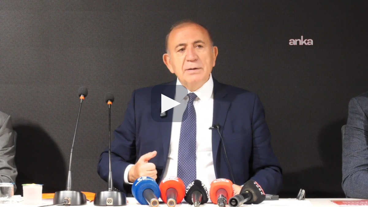 Gürsel Tekin, CHP'ye yeni katılan üyelere rozetlerini taktı