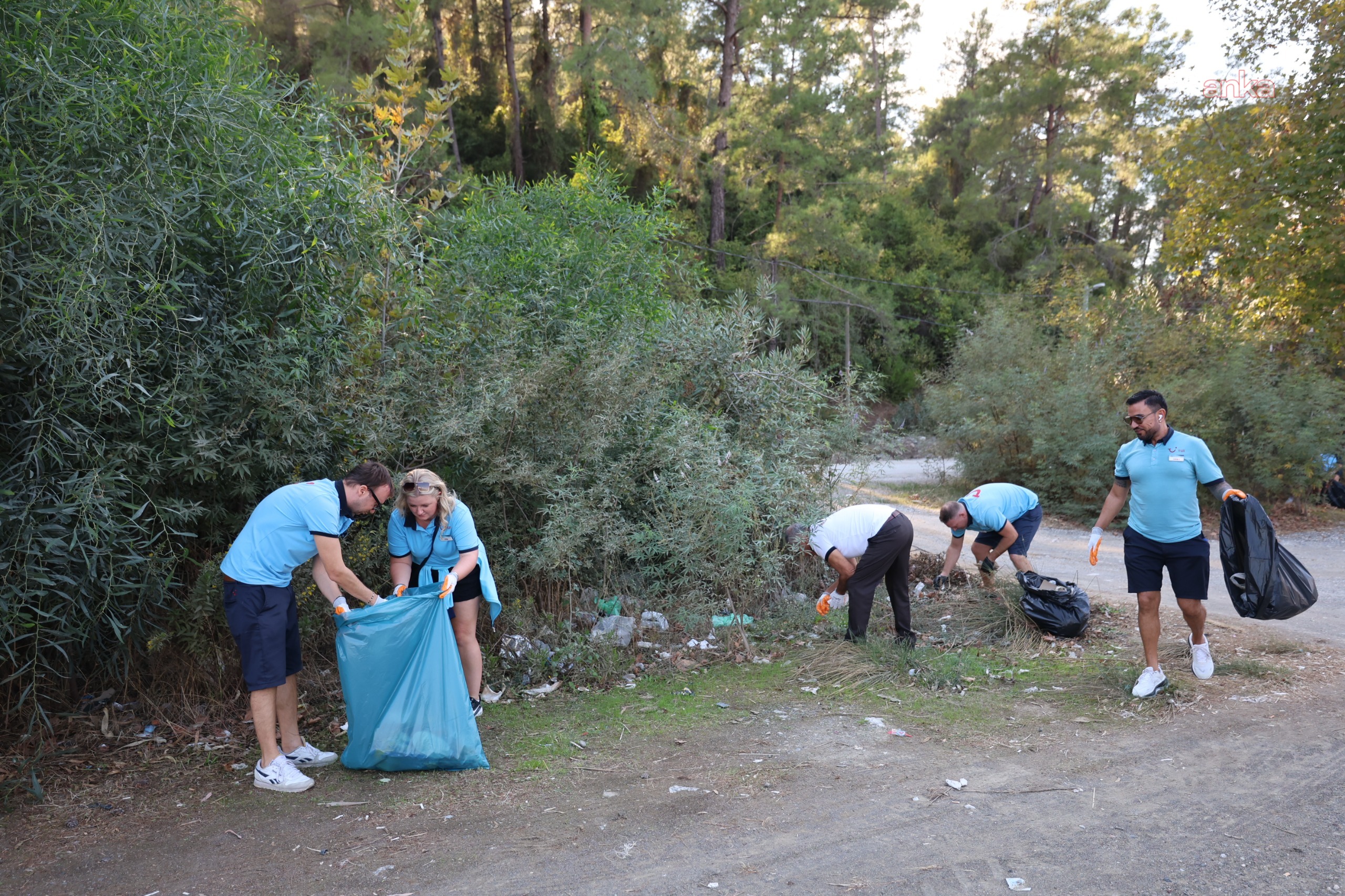 Marmaris Belediyesi'nden Çamlı Mahallesi sahilinde çevre temizliği