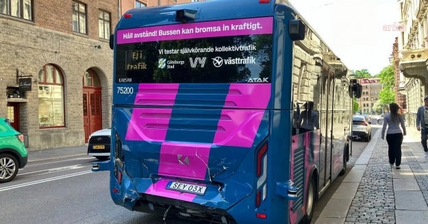 Türkiye’nin Karsan üretimi sürücüsüz otobüse, İsveç’te hizmete başladıktan kısa süre sonra tramvay çarptı