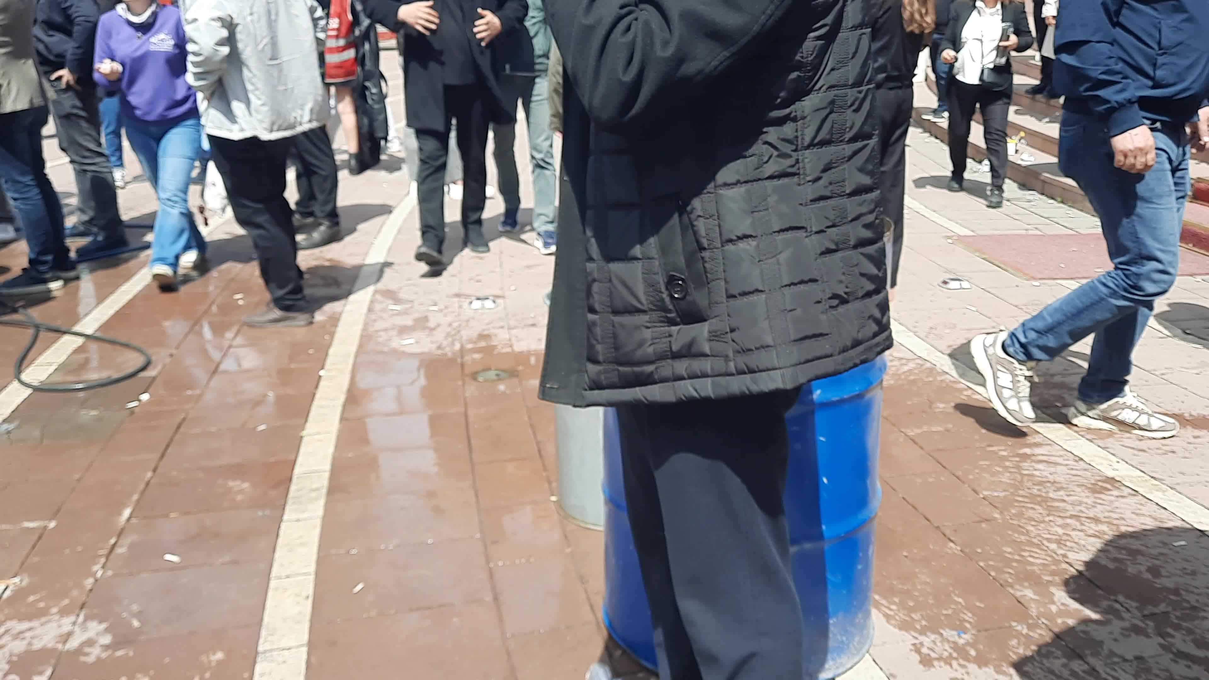 CHP Genel Merkezi önünde çevik kuvvet bekliyor, içerideki partililer girişleri kapattı