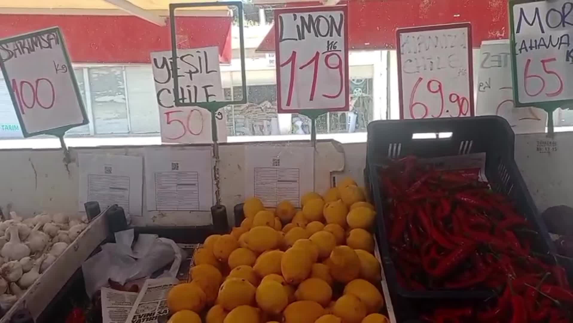 Limonun tanesini 24 liraya satıldığını gören yurttaşlar: “Nedir bu milletin çektiği”