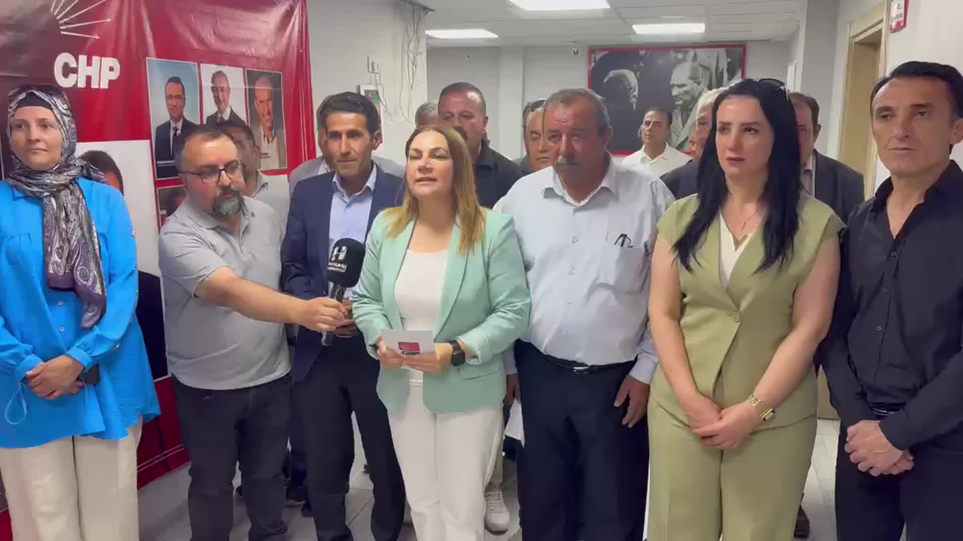 Görevden alınan CHP Hakkari İl Başkanı tebligatı uçak yaptı, "Hakkari'den Genel Merkez'e taahhütlü olarak, ışık hızıyla iade ediyorum" diyerek attı