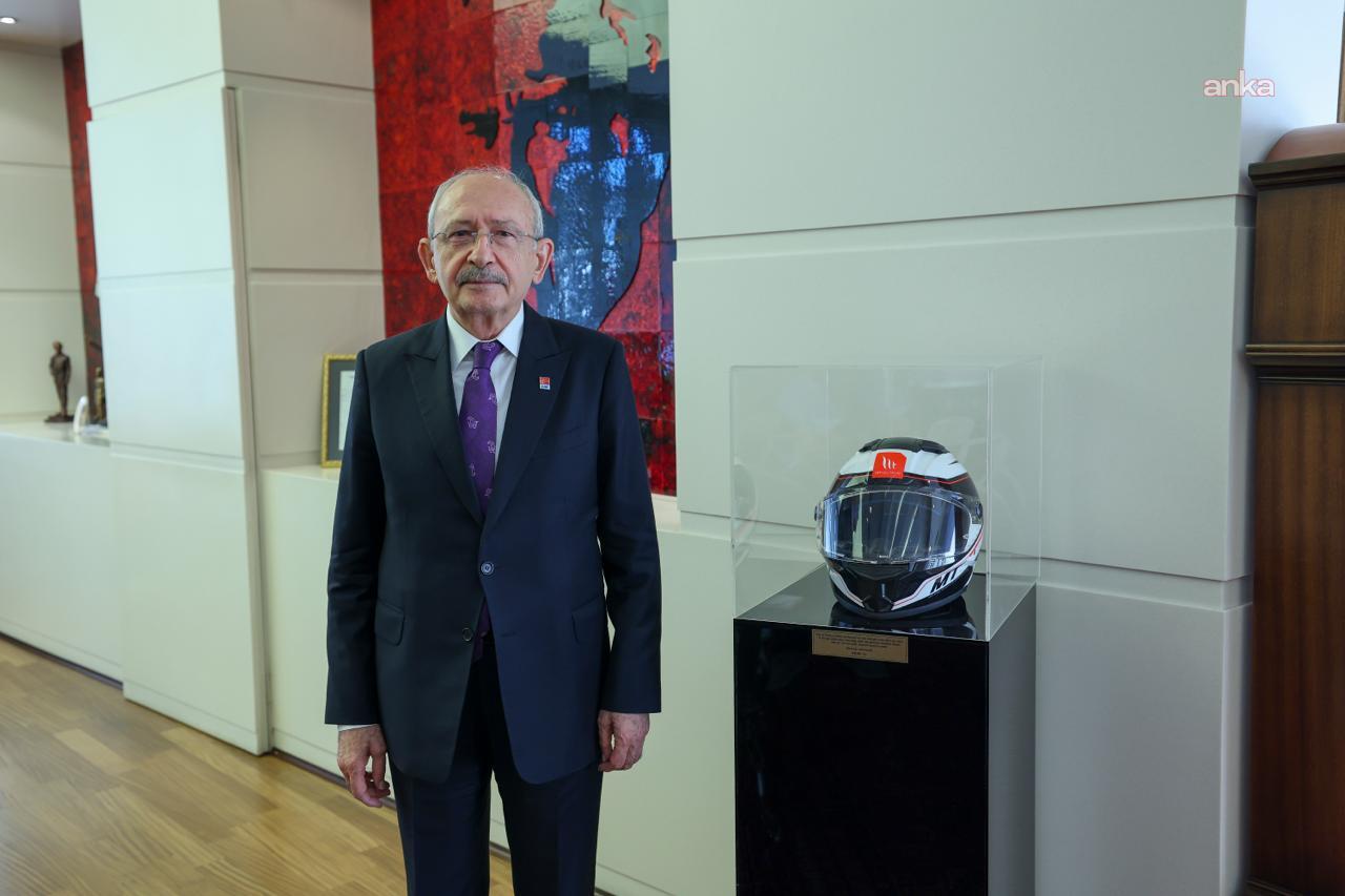 Kemal Kılıçdaroğlu, yaşamını yitiren motokurye Pekeroğlu'nun kaskını makam odasına yerleştirdi