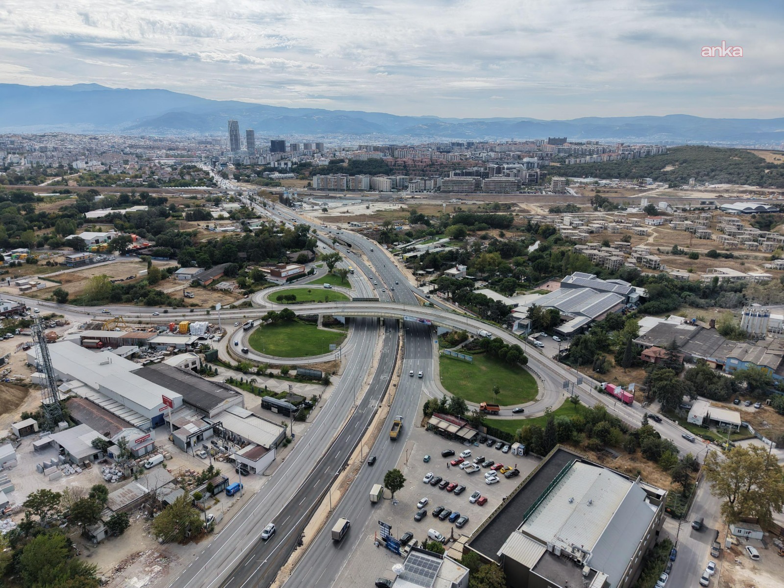 Bursa'da "geçit köprüsü ve bağlantı yolları" trafiğe açıldı