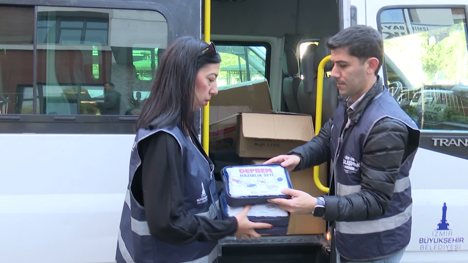 İzmir Büyükşehir Belediyesi’nden öğrencilere deprem çantası ve afet eğitimi