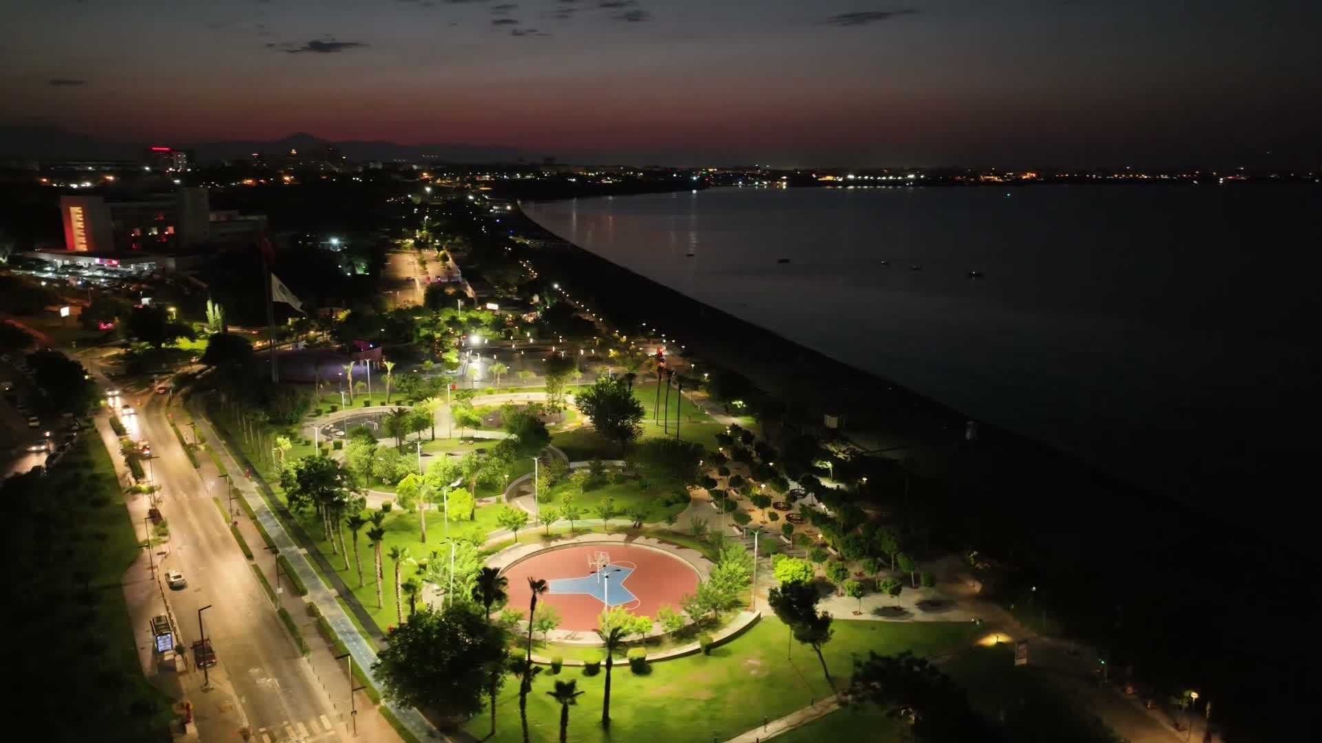 Antalya Büyükşehir Belediyesi'nden Konyaaltı Sahili’nde temizlik mesaisi