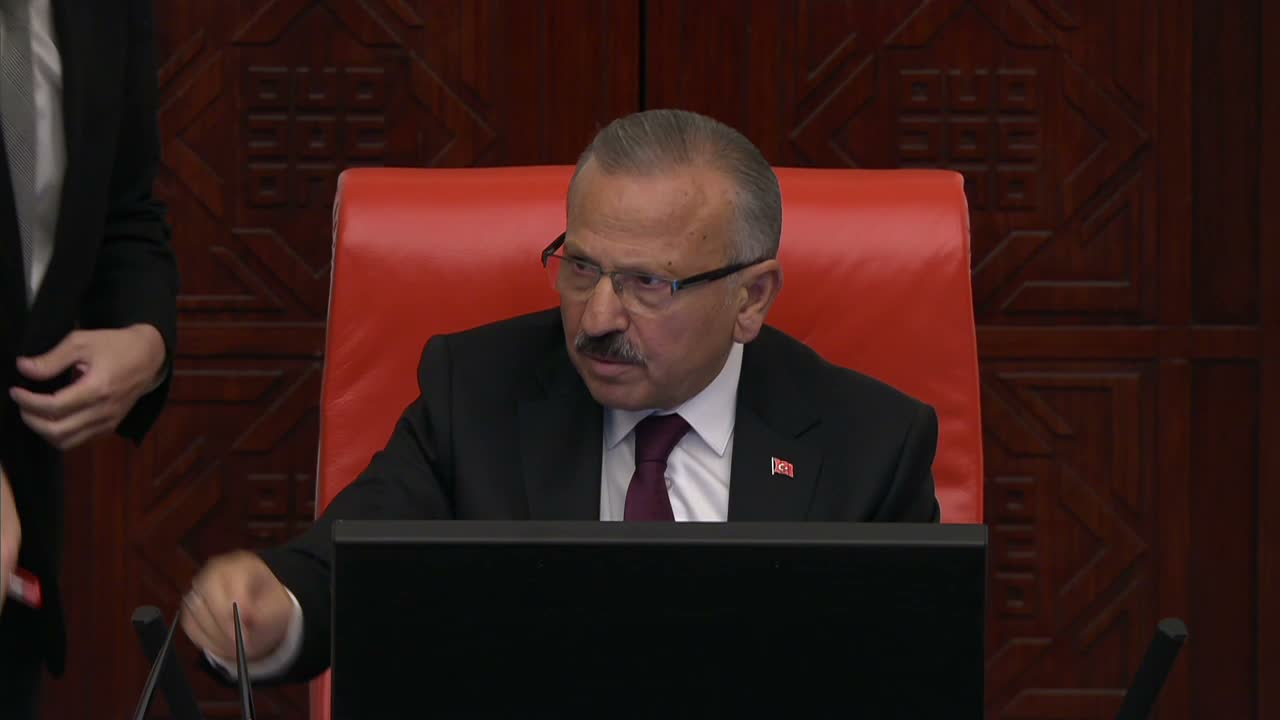 Özgür Karabat'tan "fon krizi" tepkisi: Yirmi beş gün boyunca açıklamadığınız hisseleri, bize verin görevi, yirmi beş dakikada açıklayalım