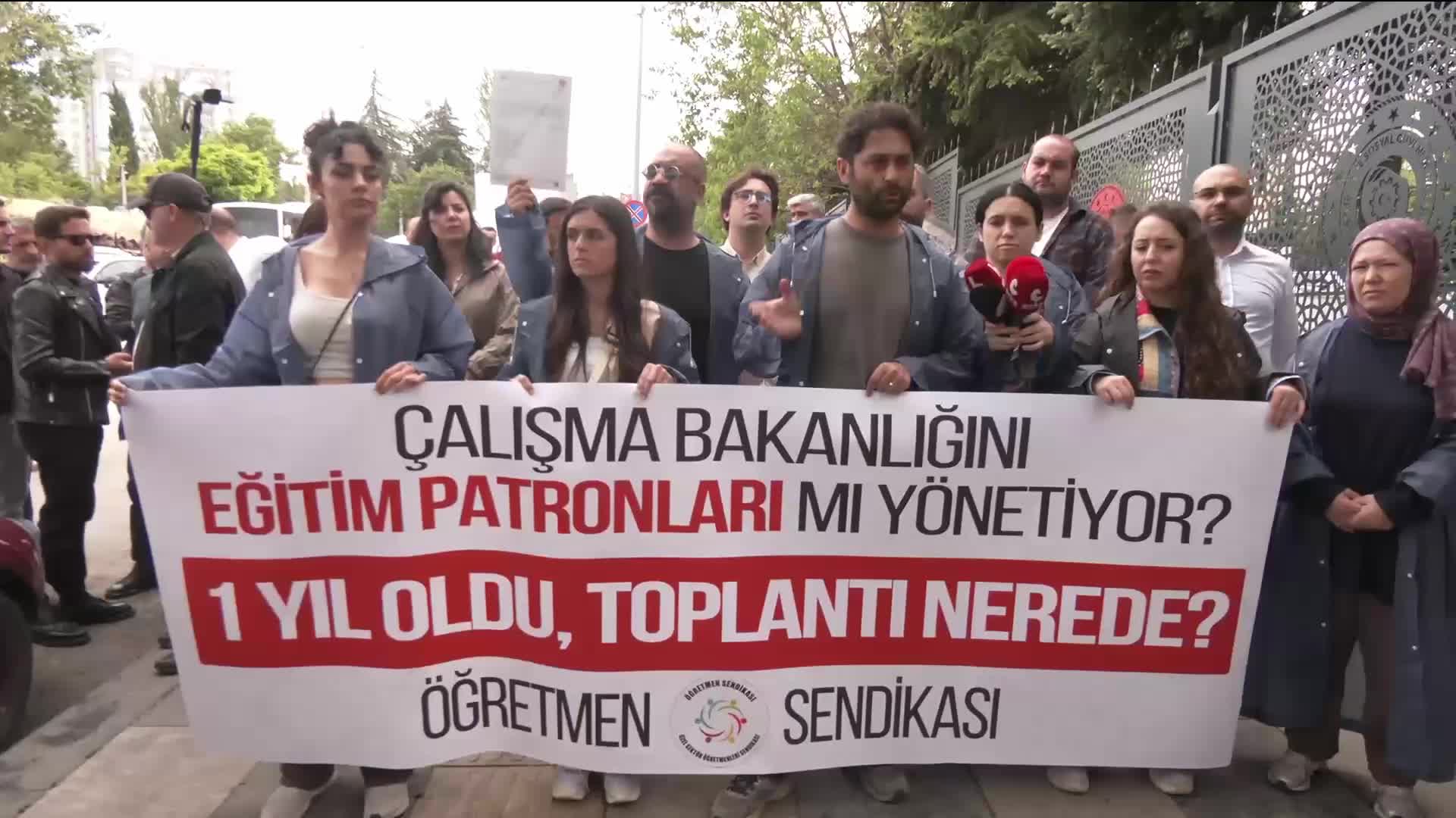 Öğretmenler kararlı: Bize somut bir söz söylenmeden buradan gitmeyeceğiz