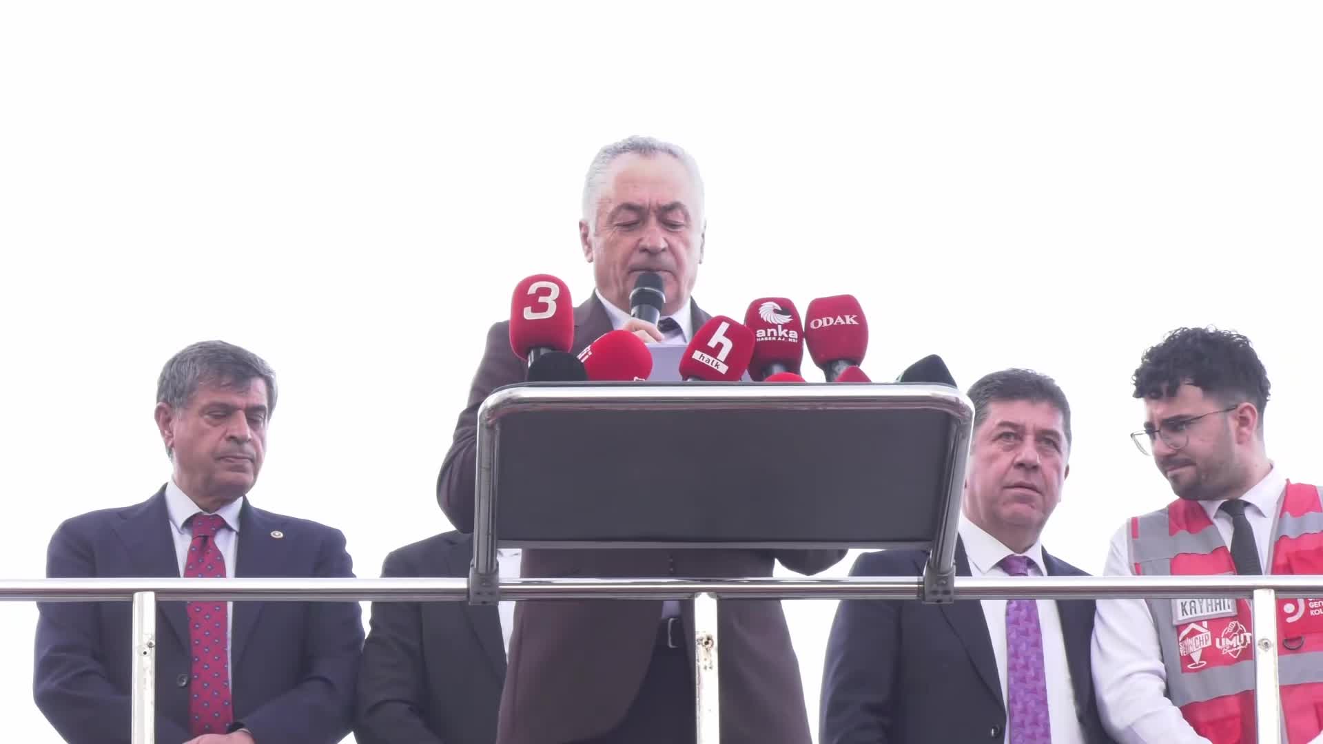 CHP’den Afyonkarahisar Belediyesi önünde eylem... Emir: Burcu Köksal bundan sonra halkın arasında nasıl dolaşacak?