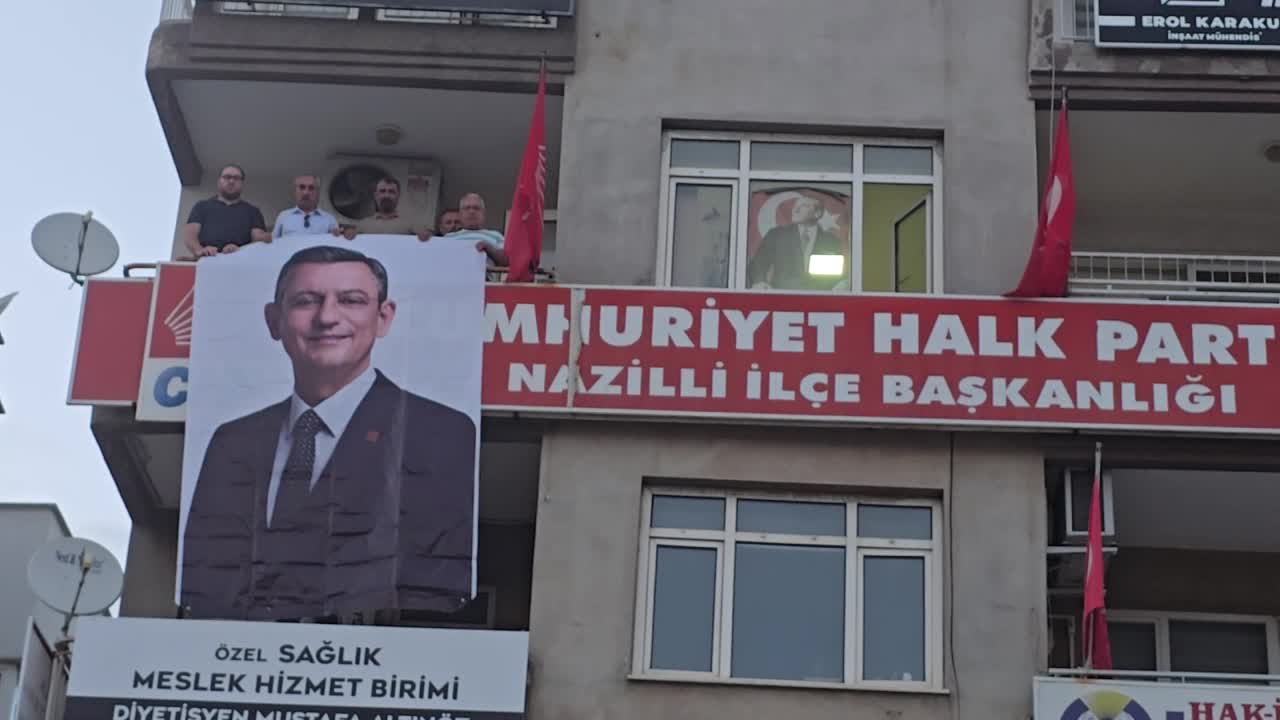 CHP Kurultayı'na iptal kararı... CHP Nazilli İlçe Başkanlığı'na Özgür Özel'in posteri asıldı