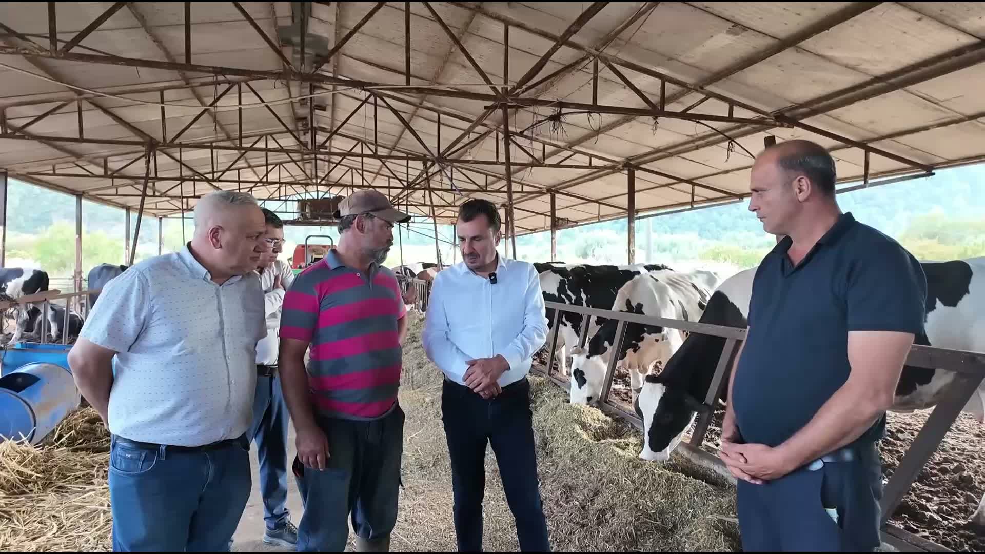 Manisalı besiciler, YENİ Partili Başevirgen'e dertlerini anlattı: “Çalışırken batmak diye bir şey var”