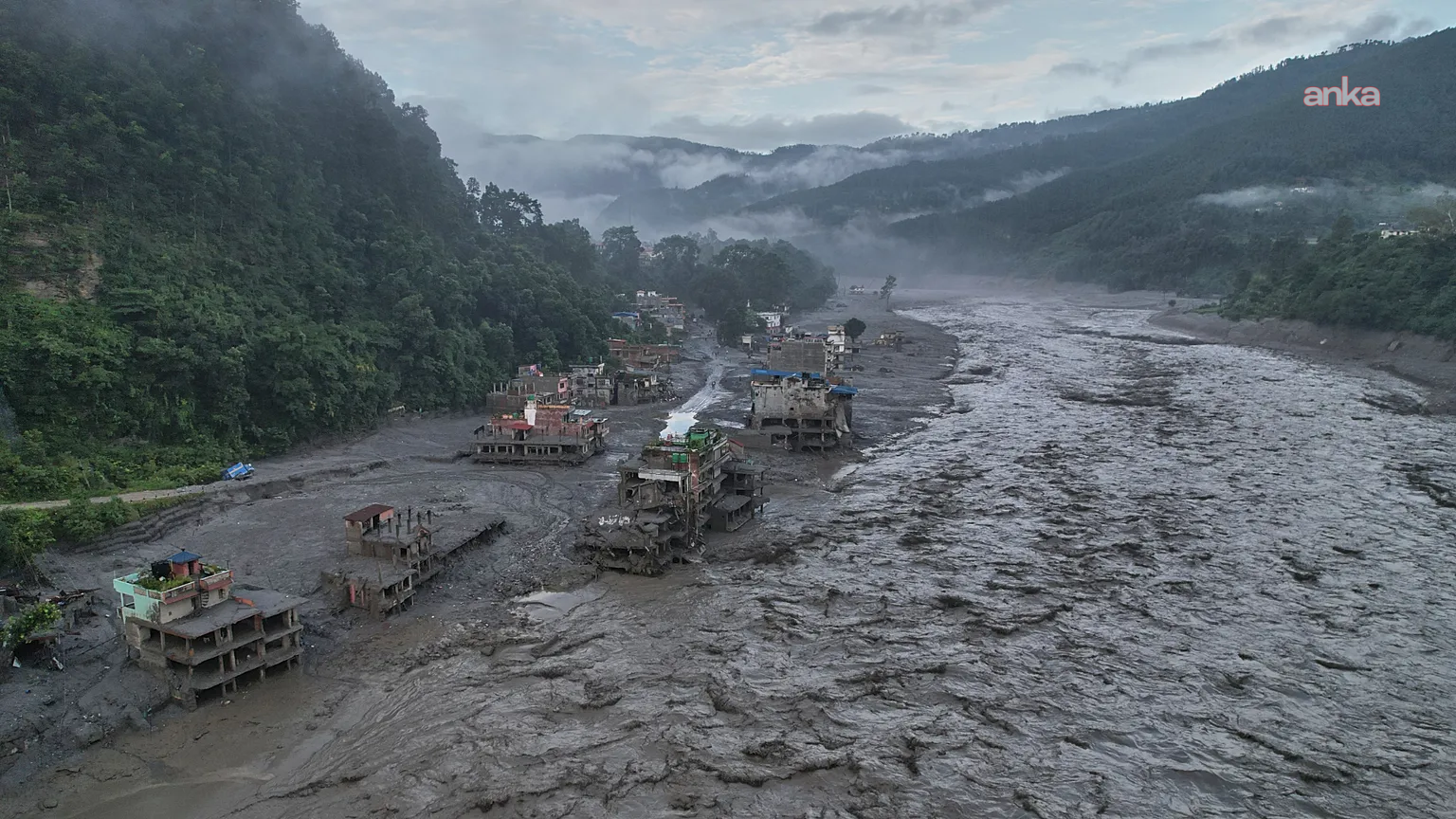 Nepal'de ekipler, sel felaketinin ardından hidroelektrik tünellerinde mahsur kalan yüzlerce kişiye ulaşmaya çalışıyor