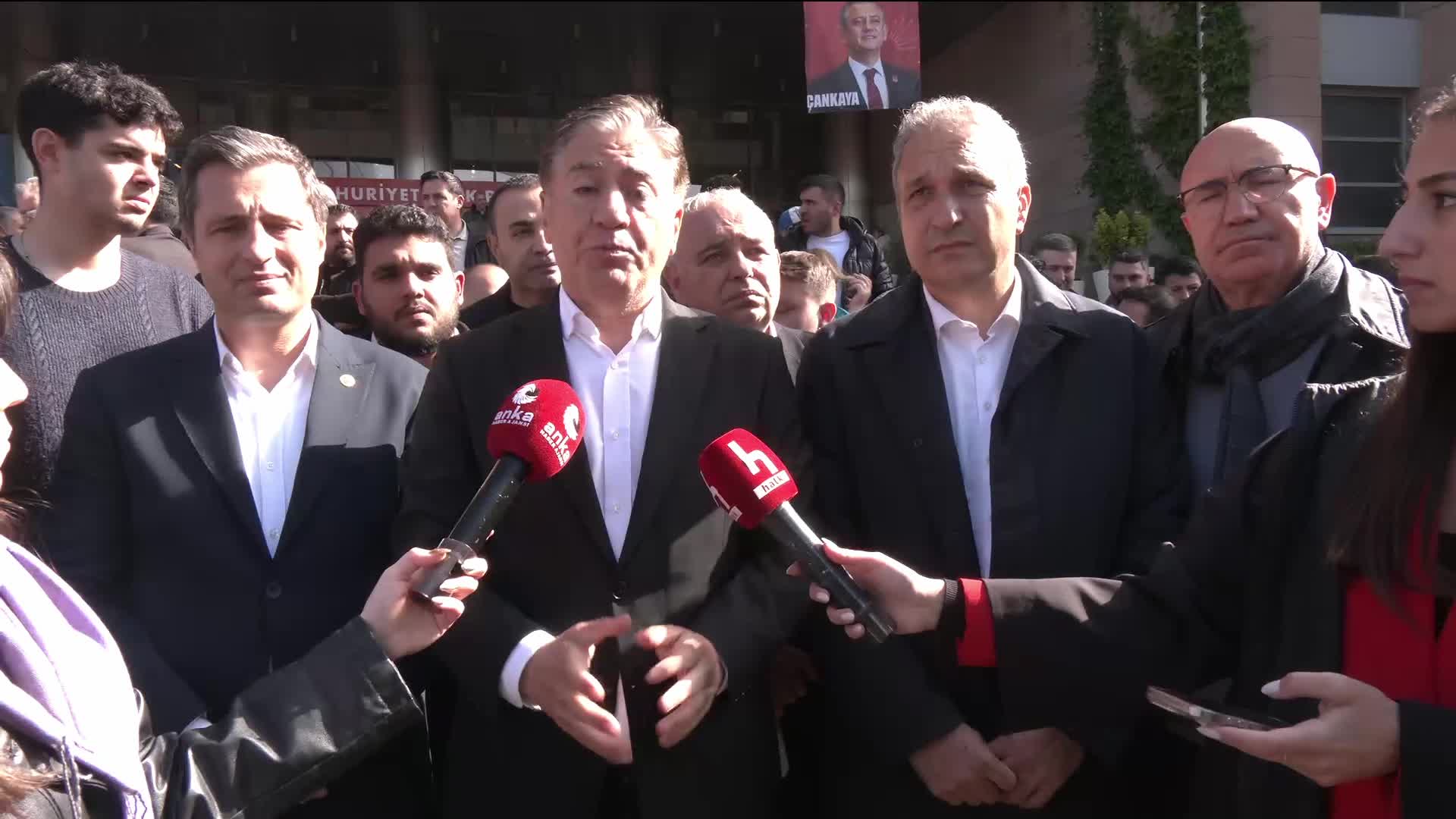 CHP Genel Merkezi'nde gerginlik... Murat Emir: "Bugün her iki taraftan iki kişinin görüşmesi planlanıyordu"
