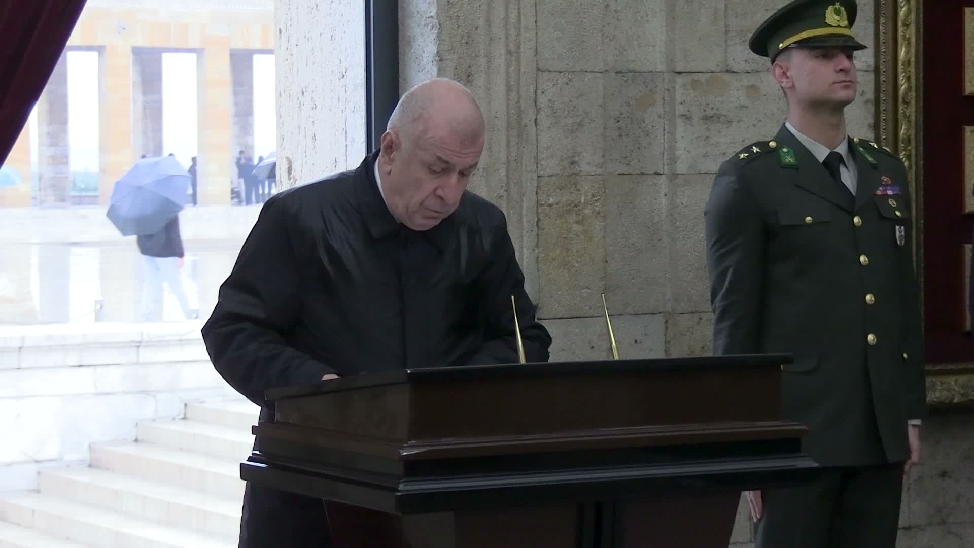 Zafer Partisi Genel Başkanı Özdağ, partisinin Gençlik Kolları İl Başkanları ile Anıtkabir'i ziyaret etti