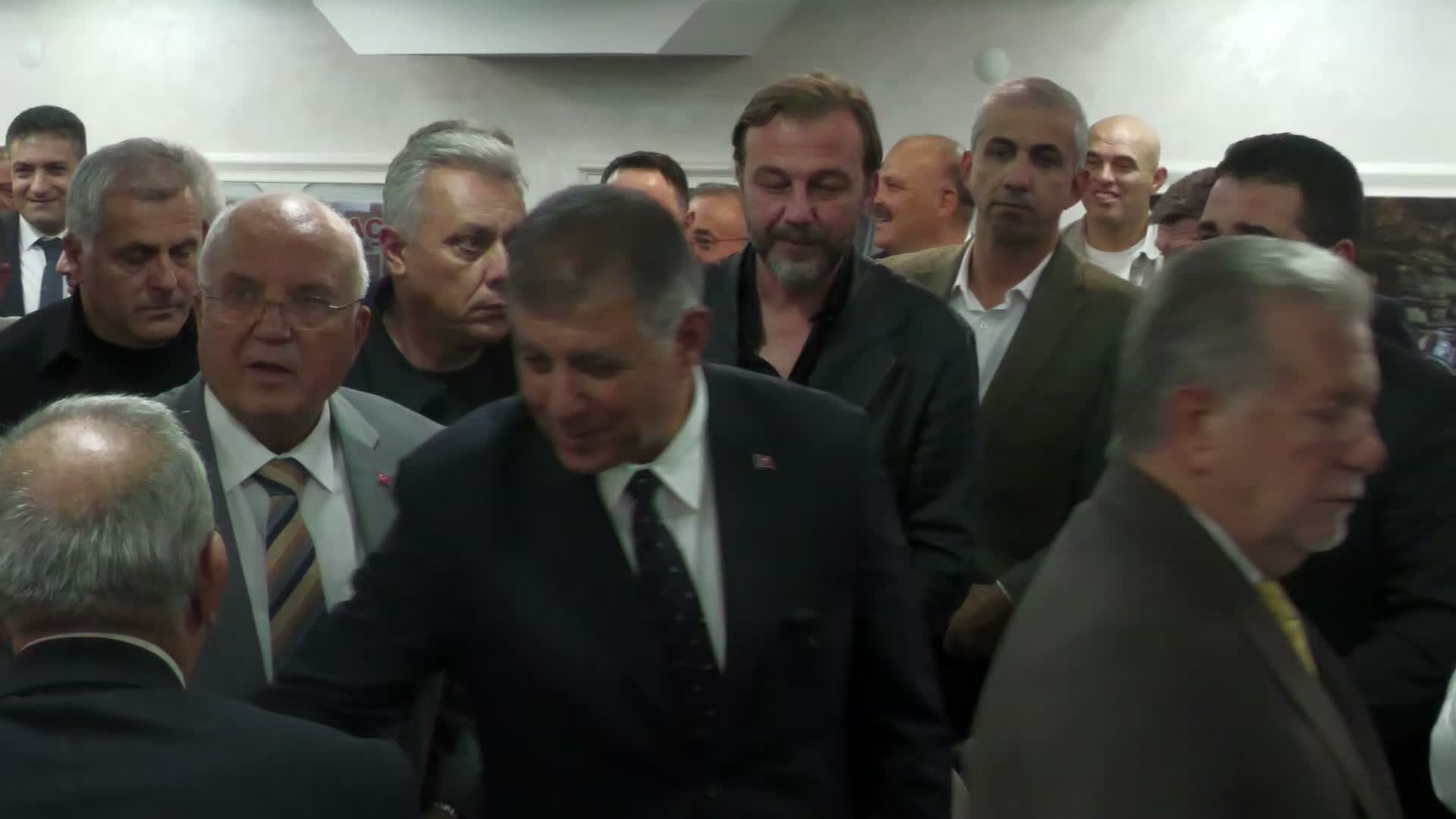 Esnaf temsilcileriyle buluşan Cemil Tugay'dan su ve ulaşım tarifelerinde indirim açıklaması