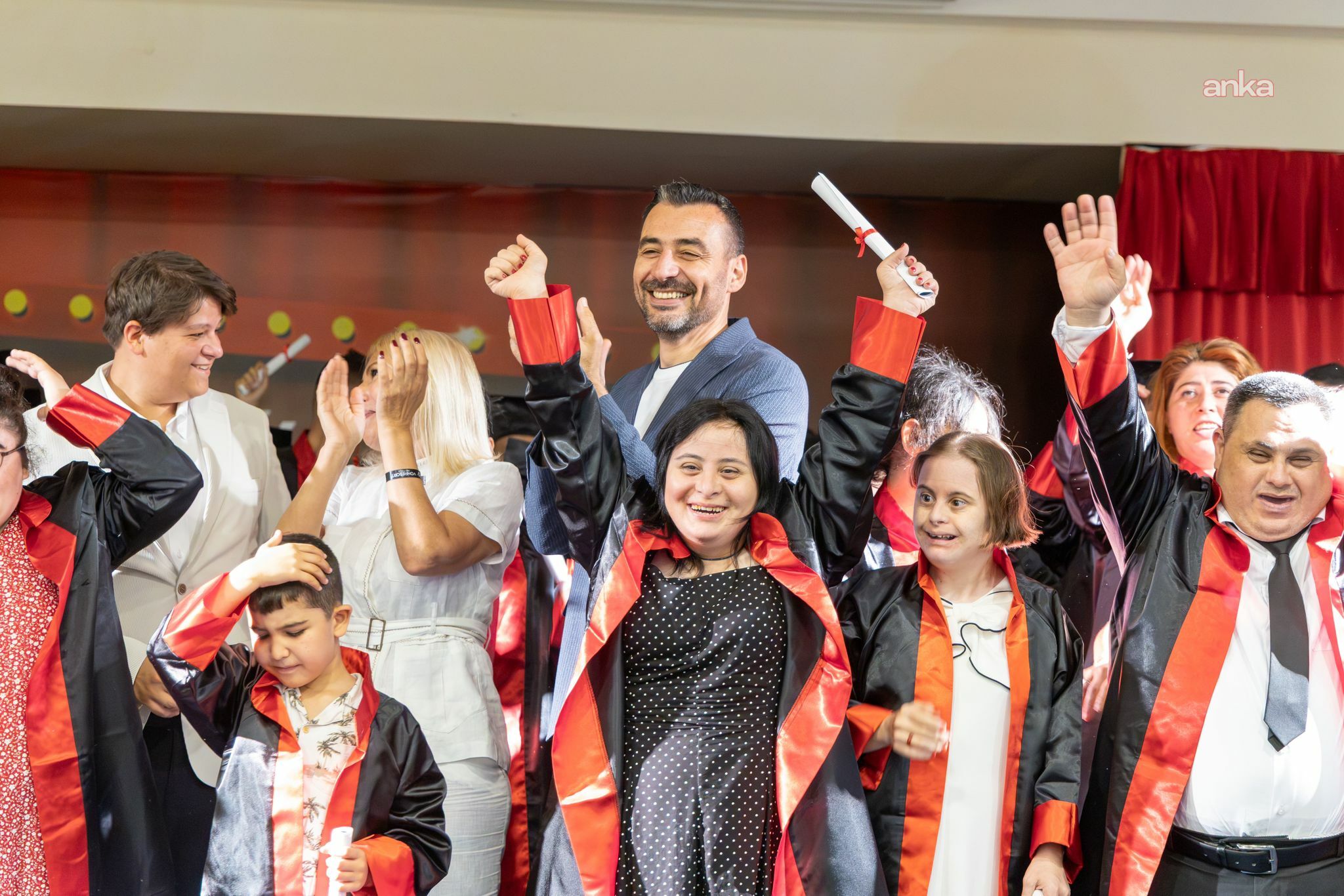 Manavgat Belediye Başkan Vekili Çiçek, özel öğrencilerin mezuniyet heyecanına ortak oldu