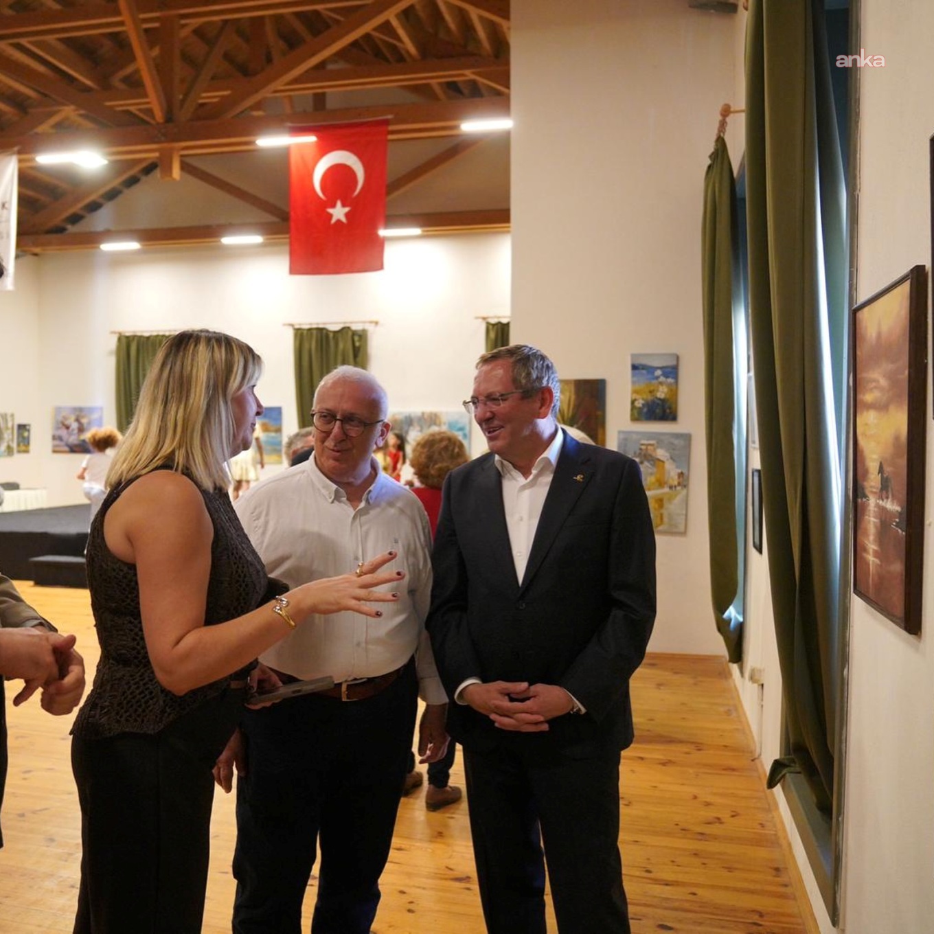 Ayvalık Belediye Başkanı Ergin, AYKÜSAD'ın resim sergisi açılışına katıldı
