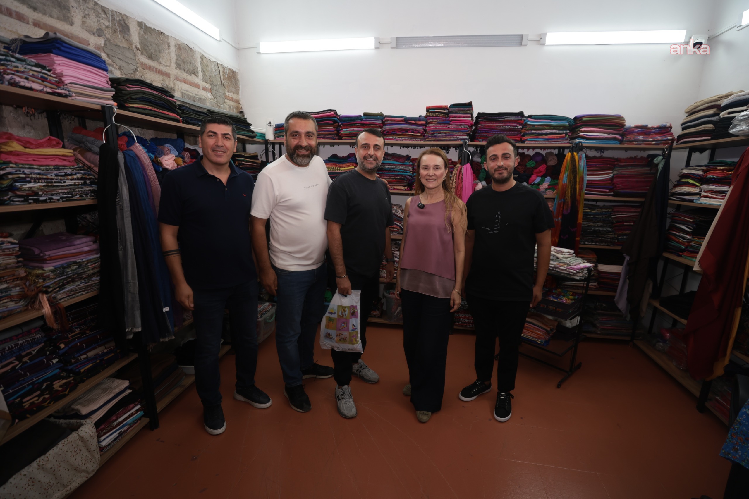 Konak Belediye Başkanı Mutlu, Tarihi Kemeraltı Çarşısı’nda esnafla buluştu