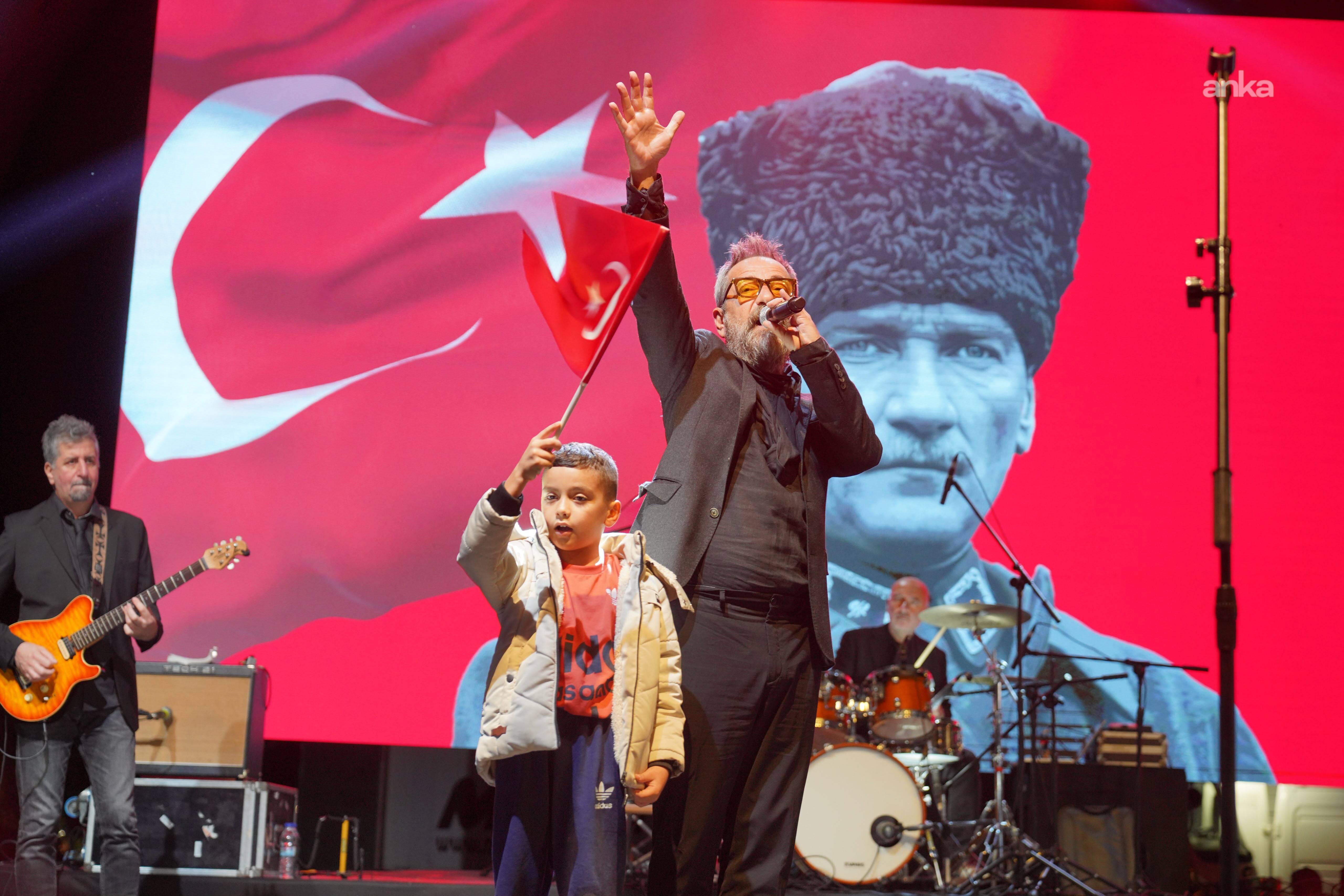 Ayvalık'ta bayram coşkusu, Feridun Düzağaç konseriyle zirveye çıktı
