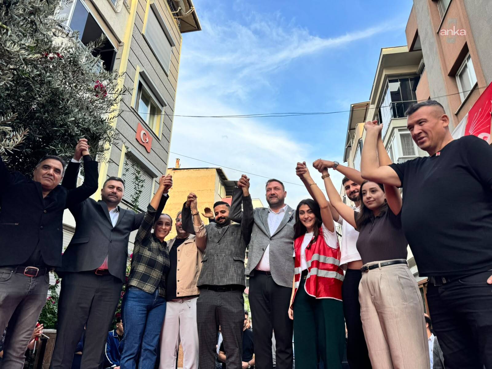 İzmir'de YENİ Parti'den istifa eden yaklaşık 200 kişi CHP'ye katıldı