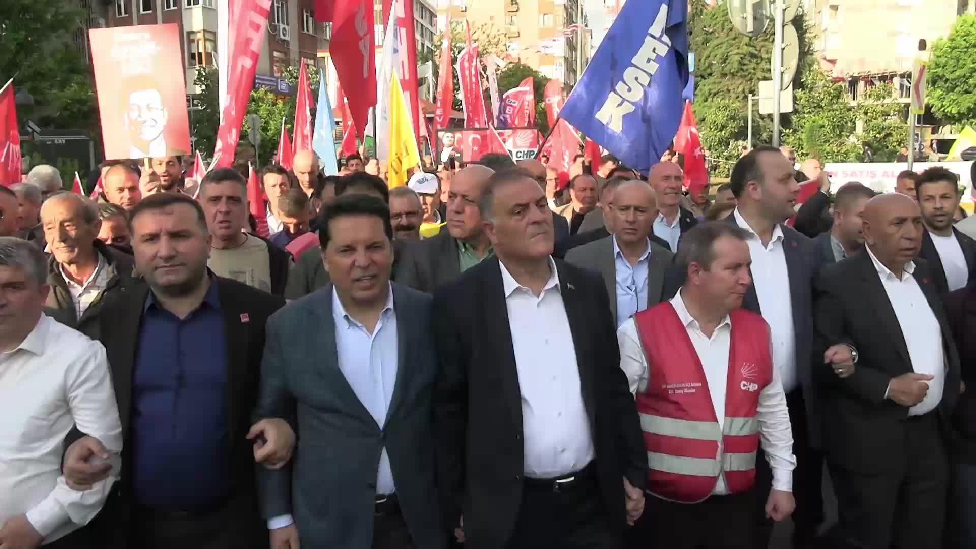 CHP Genel Merkezi'nin polis müdahalesi ile tahliyesine karşı yürüyüş... Nuri Aslan: “Derhal 45 gün içinde kurultaya gidilmelidir”