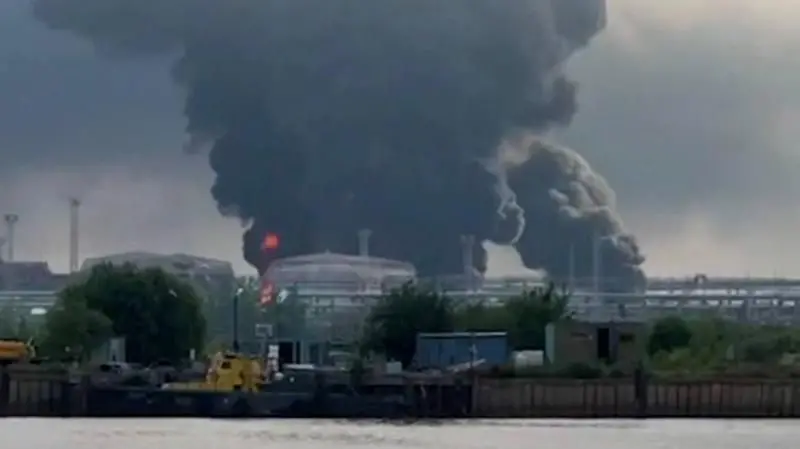 Ukrayna, St. Petersburg'daki büyük petrol terminalini vurduğunu açıkladı