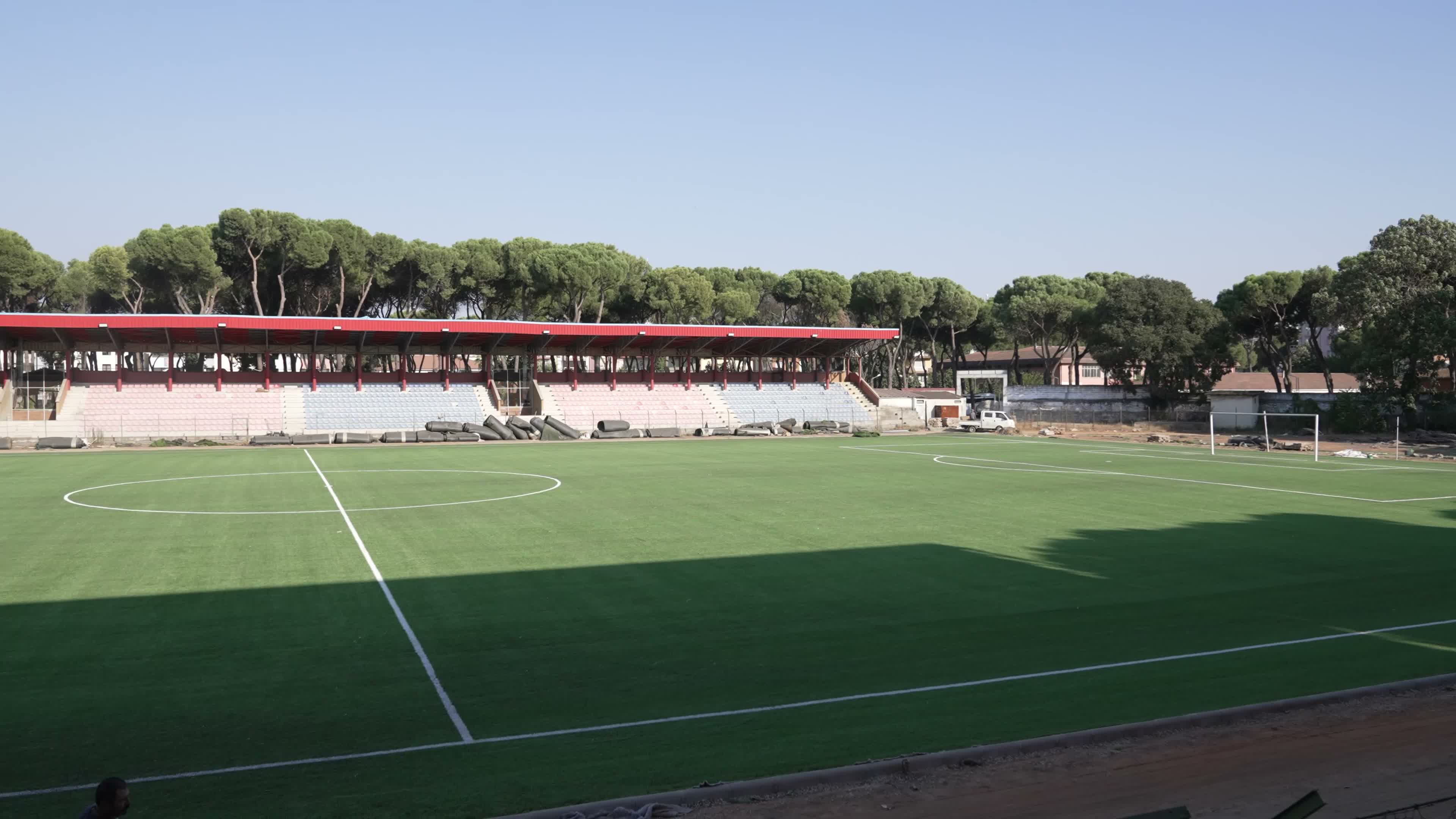 İzmir Büyükşehir Belediyesi Ödemiş Saraçoğlu Stadı’nın zeminini yeniledi