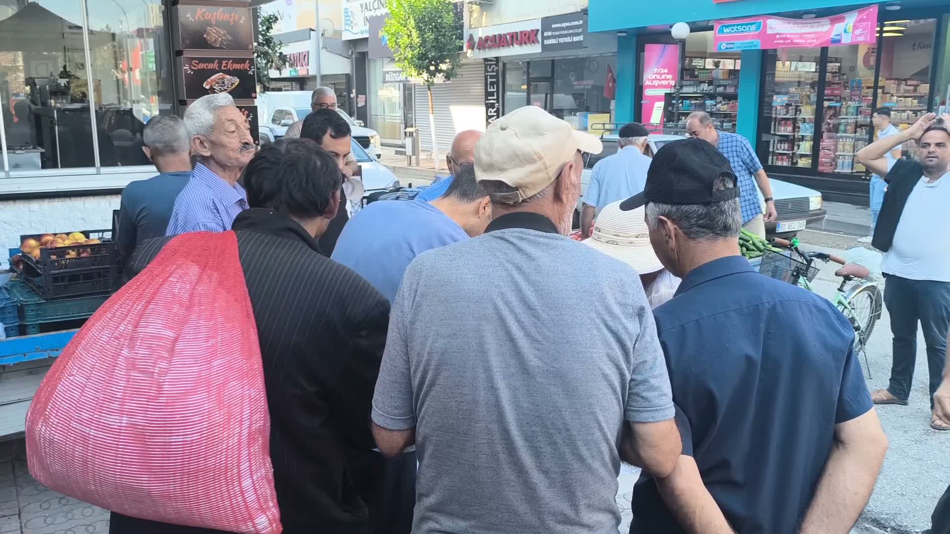 Hayır için dağıtılan bedava böreğe yurttaş akın etti: "En son geçen sene aldım yedim"