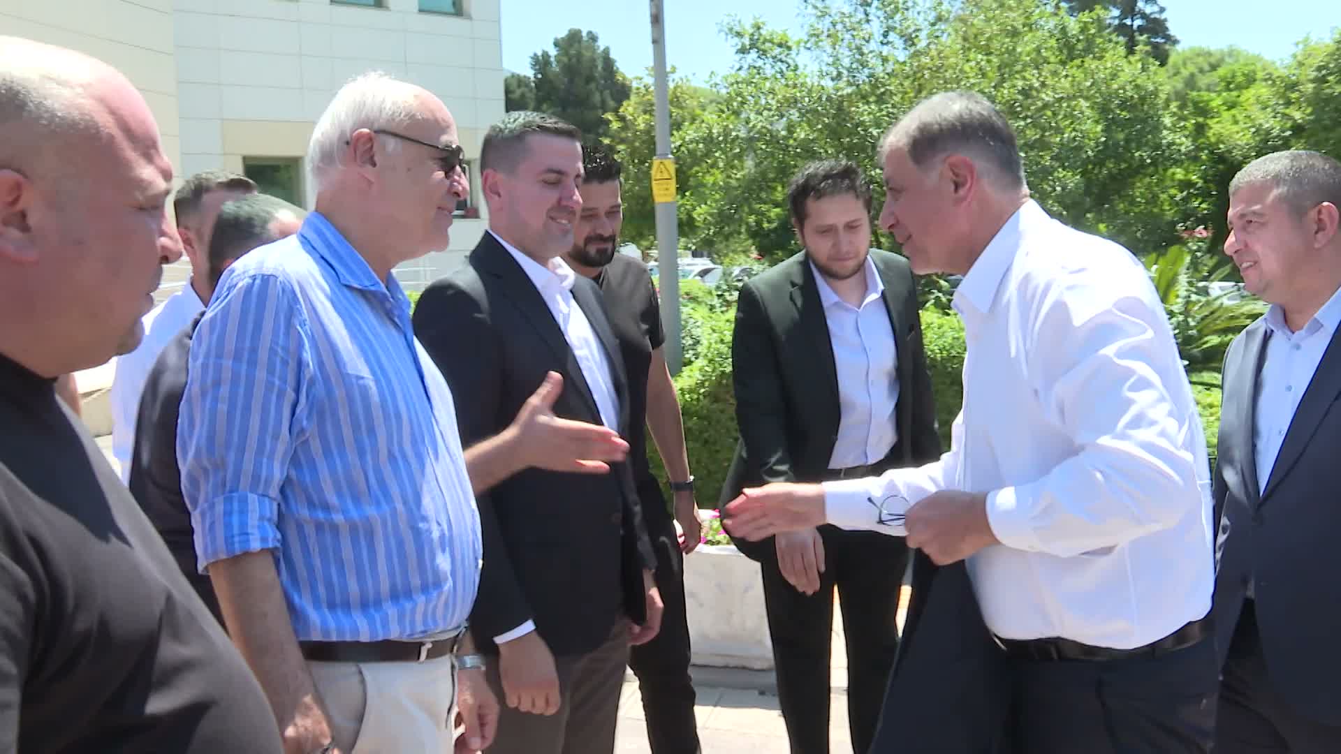 İzmir Büyükşehir Belediye Başkanı Tugay, Tire’de vatandaşlar, üreticiler ve esnafla buluştu