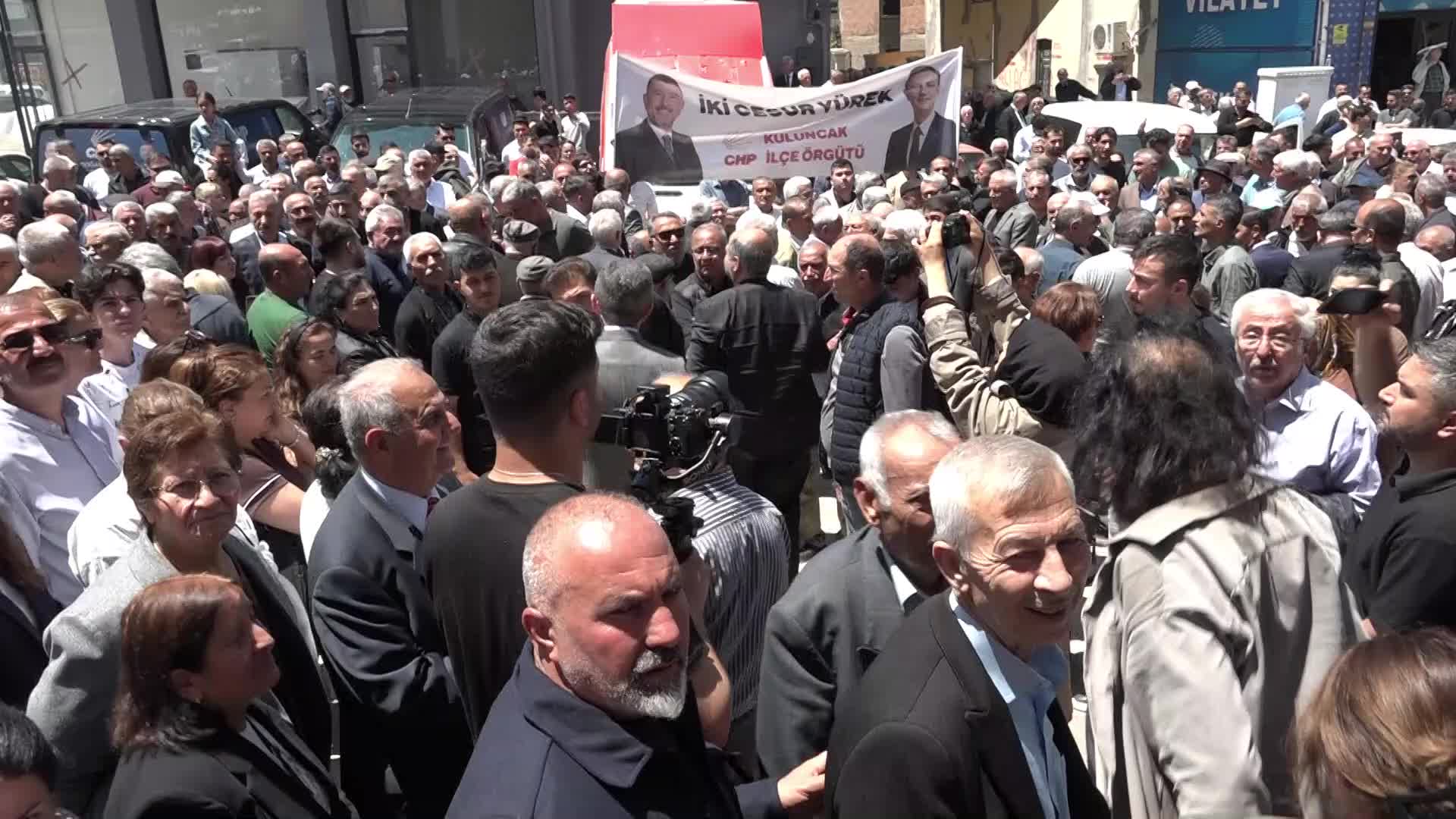 Veli Ağbaba: “Özgür Özel’in yol arkadaşı olmanın bedelini ödemeye hazırım”