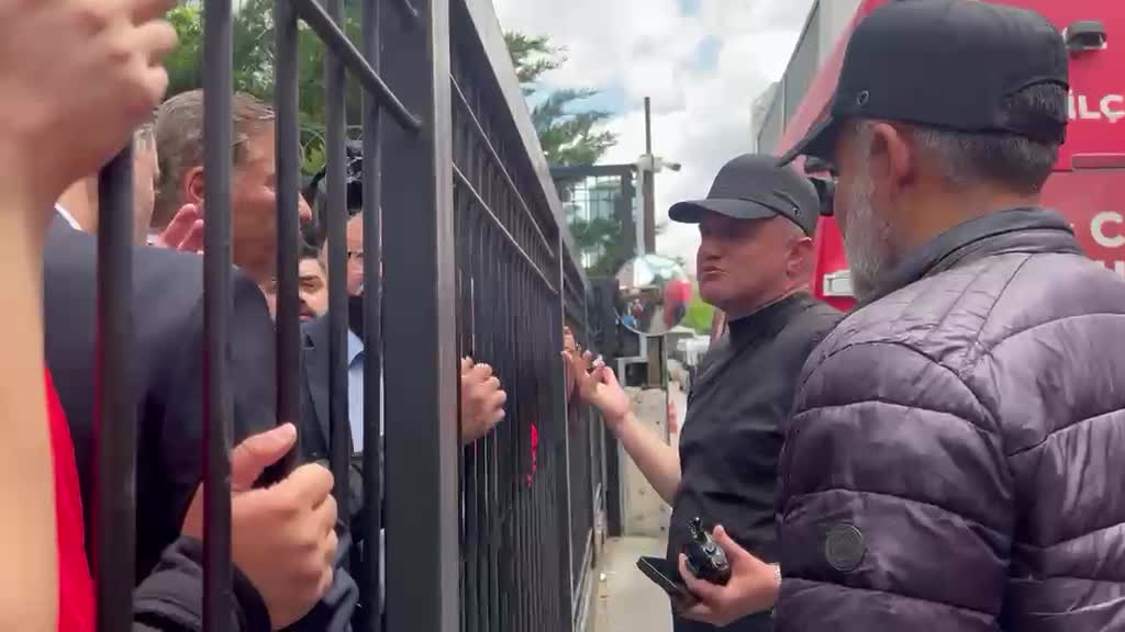 Polislerin tebligat için kapının açılması talebi üzerine CHP heyeti tebligatı görmek istedi, tebligat gösterilmedi
