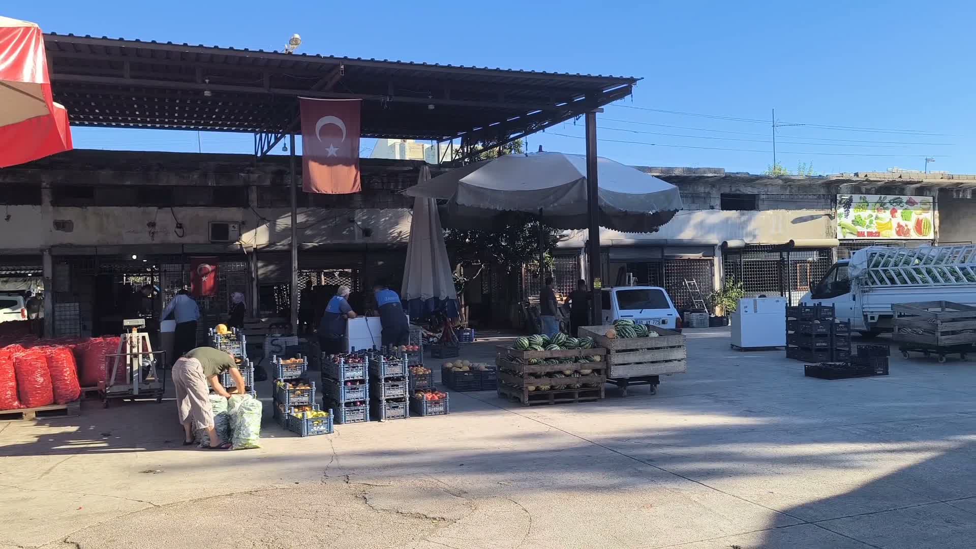Konservelik domates satıcısı: " 1 lira kârla satıyoruz ona da indirim istiyorlar"