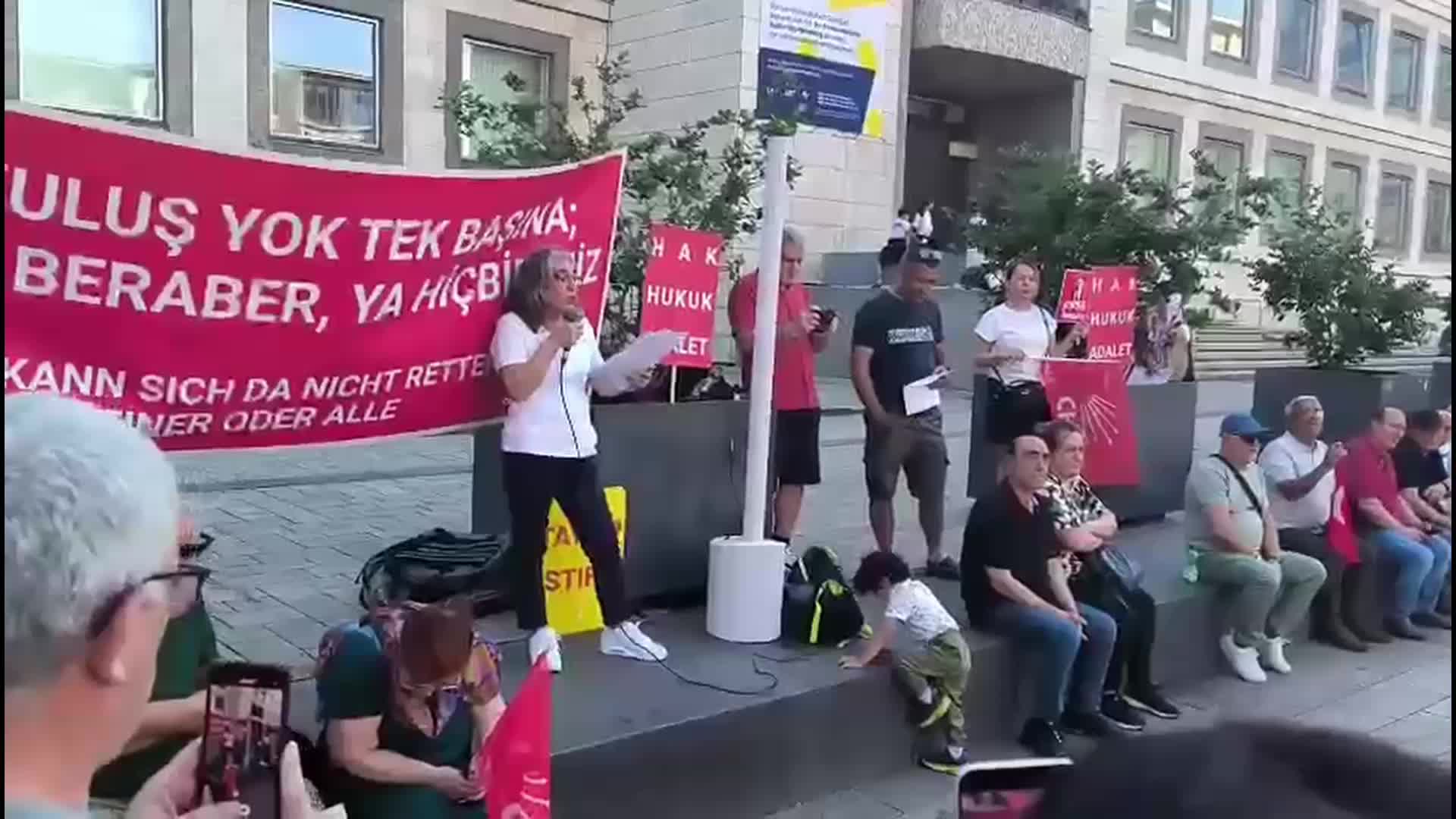 Stuttgart’ta CHP Kurultayı'nın iptal kararı protesto edildi