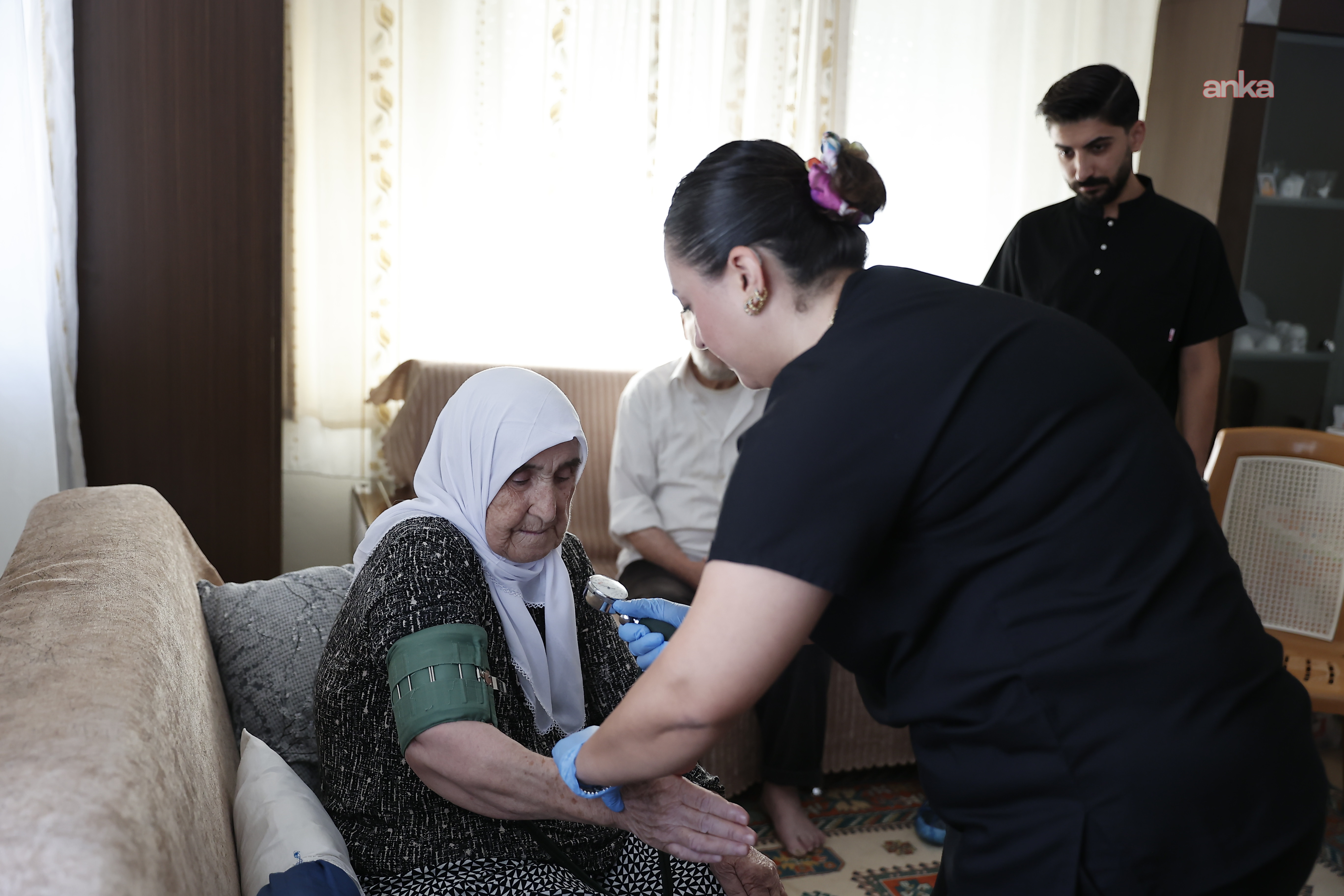 Antalya’da “Evde Sağlık” ekipleri vatandaşların kapısını çalıyor