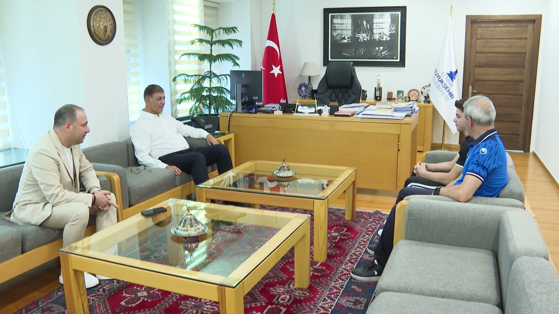Başkan Tugay, altın madalyalı sporcuyu ağırladı