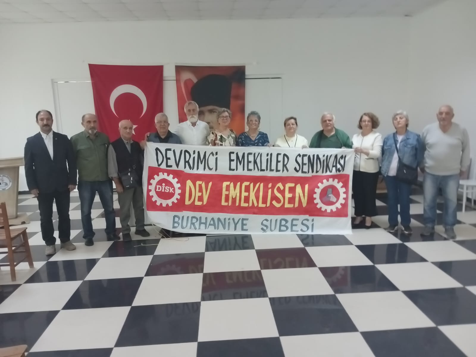 Dev Emekli-Sen Burhaniye Şubesi Üyeleri'nden CHP'ye yönelik istinaf kararına protesto