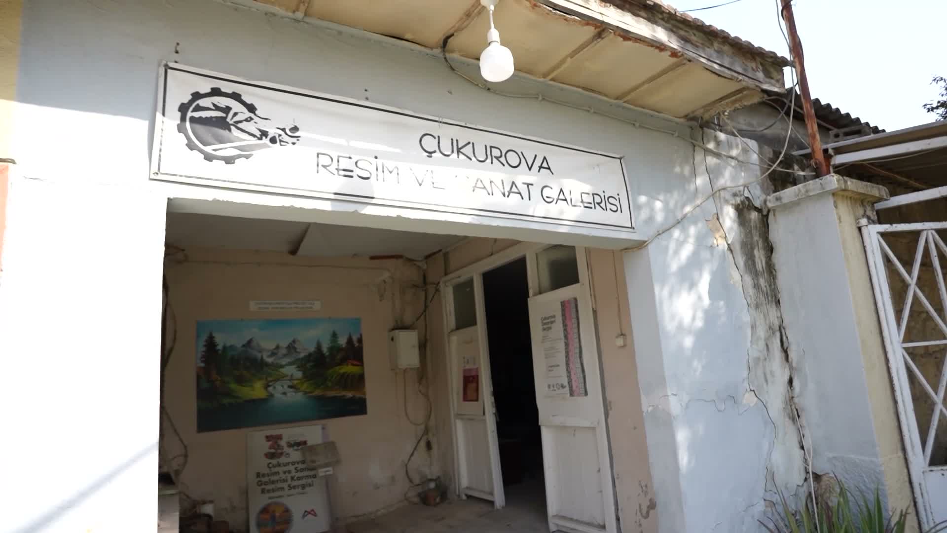 Tarsus’ta esnaf vitrinleri sanat galerisine dönüştü
