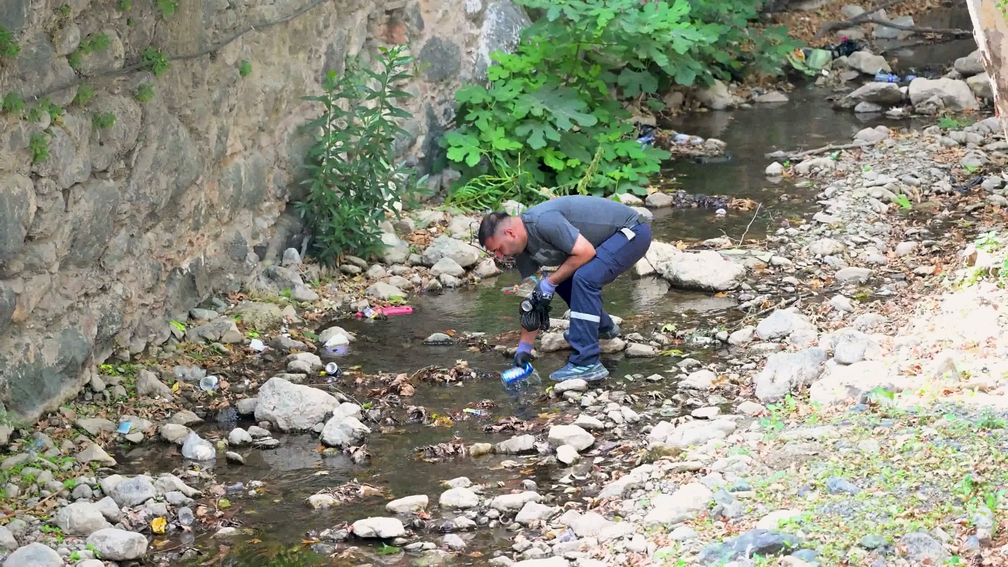 Manisa Büyükşehir Belediyesi'nden Çaybaşı Deresi’nde temizlik çalışması
